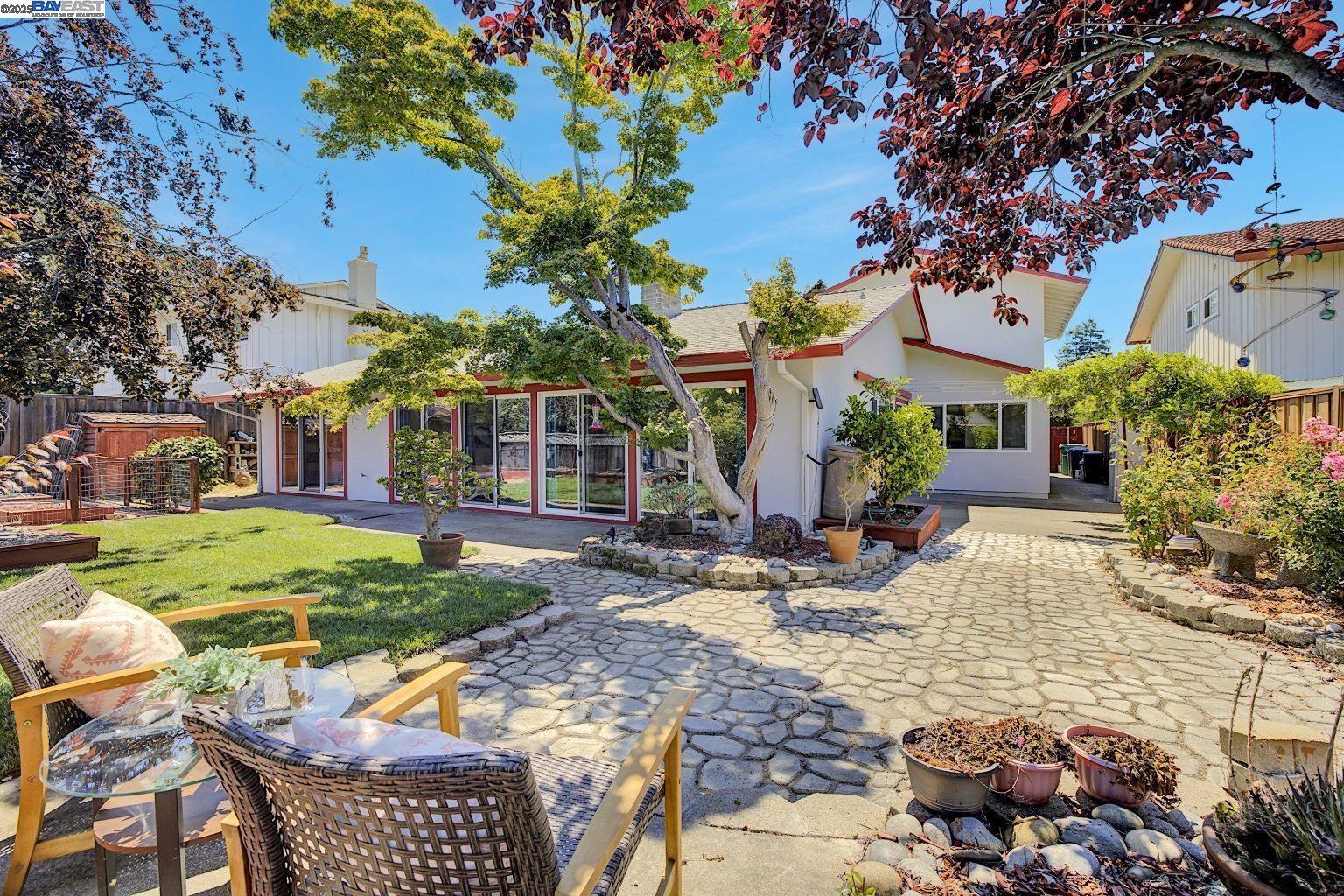 Detail Gallery Image 4 of 31 For 27786 Pleasant Hill Ct, Hayward,  CA 94542 - 4 Beds | 2/1 Baths