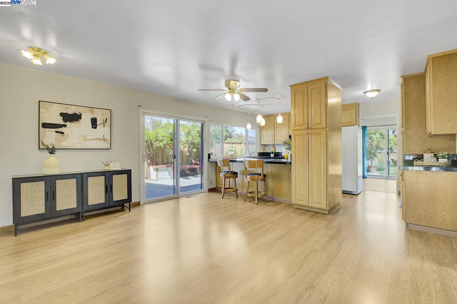 Detail Gallery Image 10 of 31 For 27786 Pleasant Hill Ct, Hayward,  CA 94542 - 4 Beds | 2/1 Baths