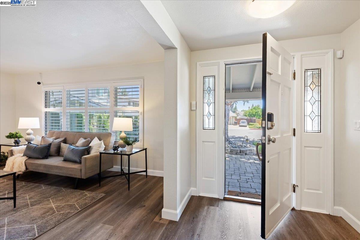 Detail Gallery Image 4 of 43 For 2670 Corte Elena, Pleasanton,  CA 94566 - 4 Beds | 2/1 Baths