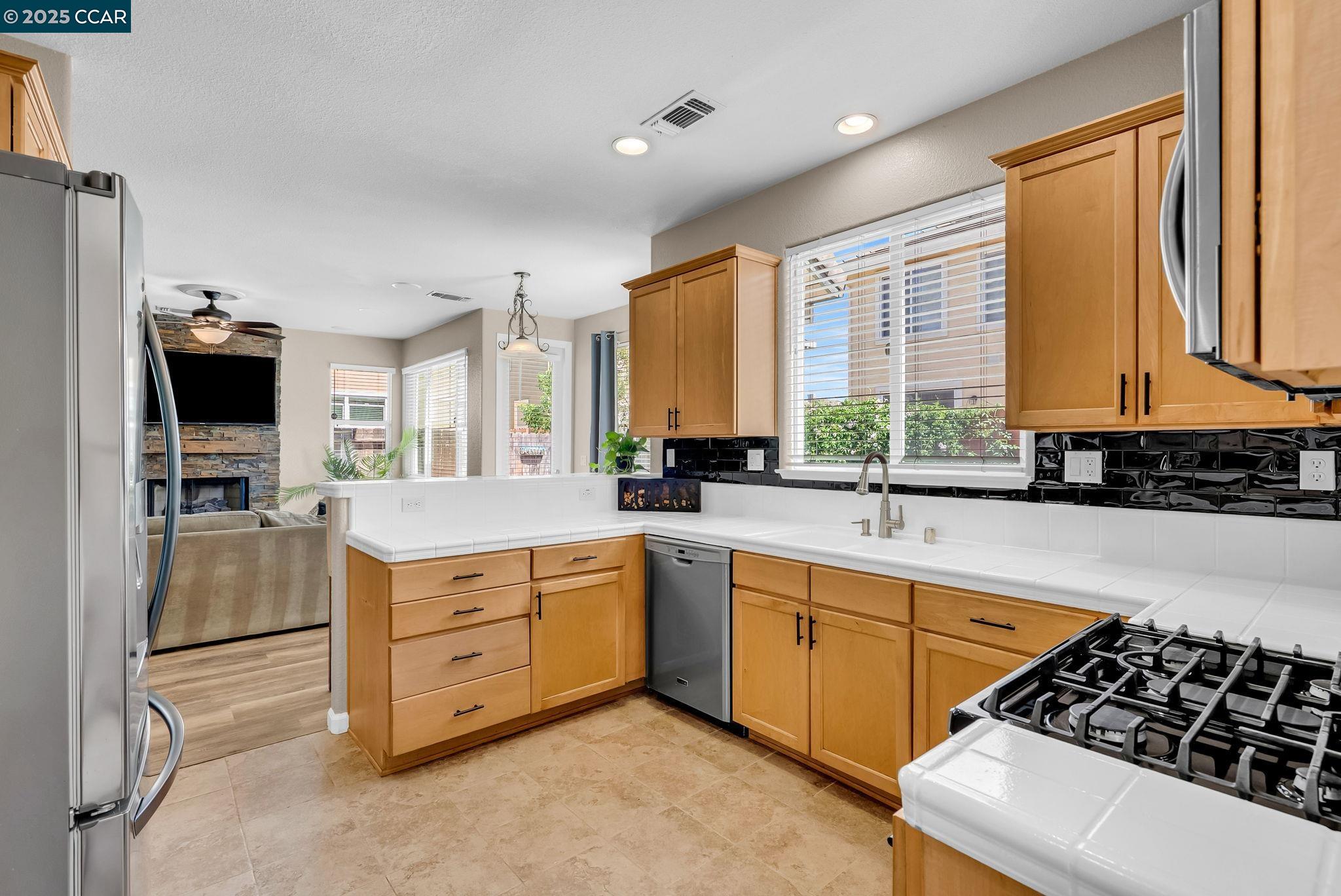 Detail Gallery Image 13 of 56 For 1331 Yosemite Circle, Oakley,  CA 94561 - 4 Beds | 3 Baths