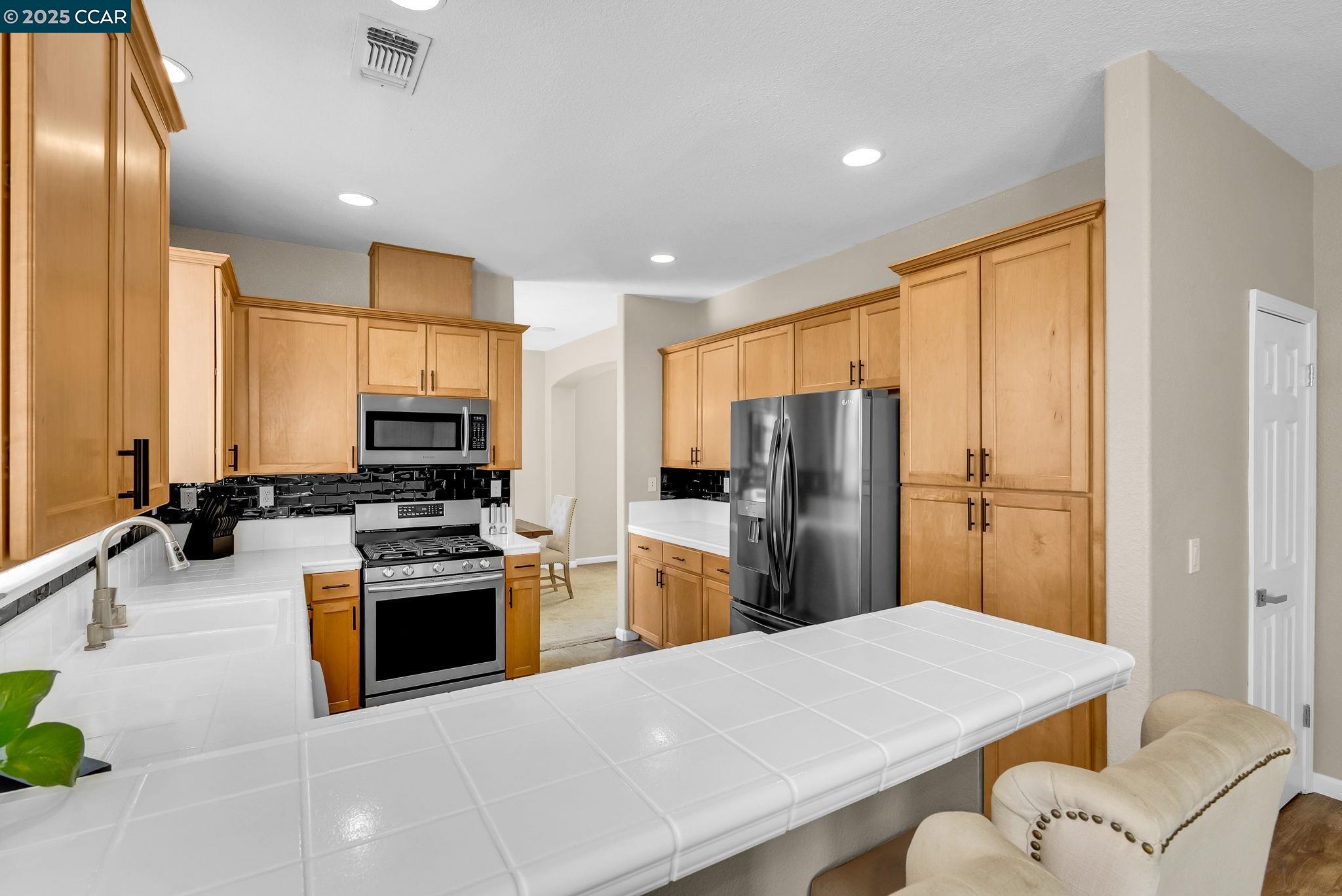 Detail Gallery Image 16 of 56 For 1331 Yosemite Circle, Oakley,  CA 94561 - 4 Beds | 3 Baths