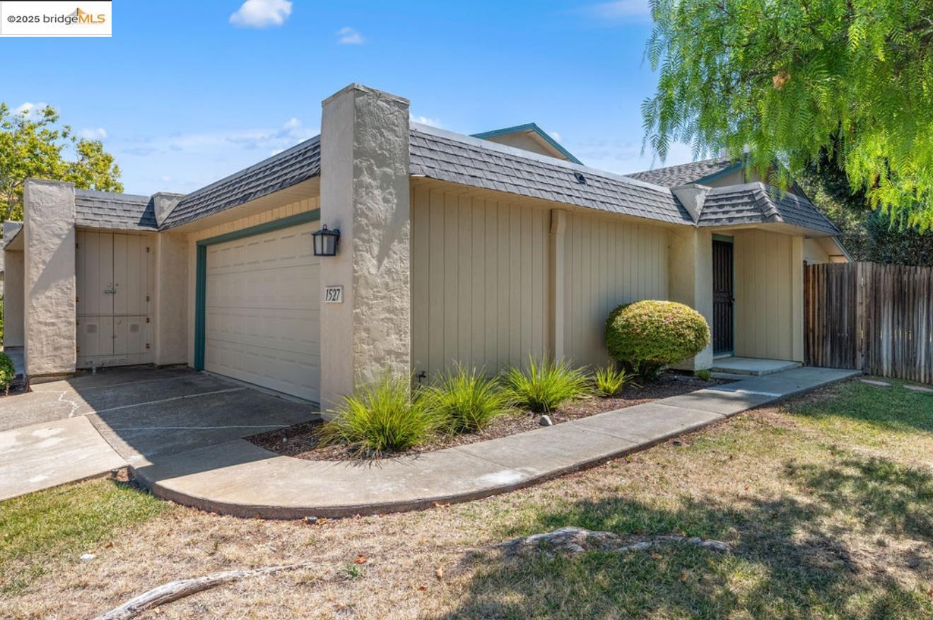 Detail Gallery Image 2 of 24 For 1527 London Cir, Benicia,  CA 94510 - 2 Beds | 2 Baths