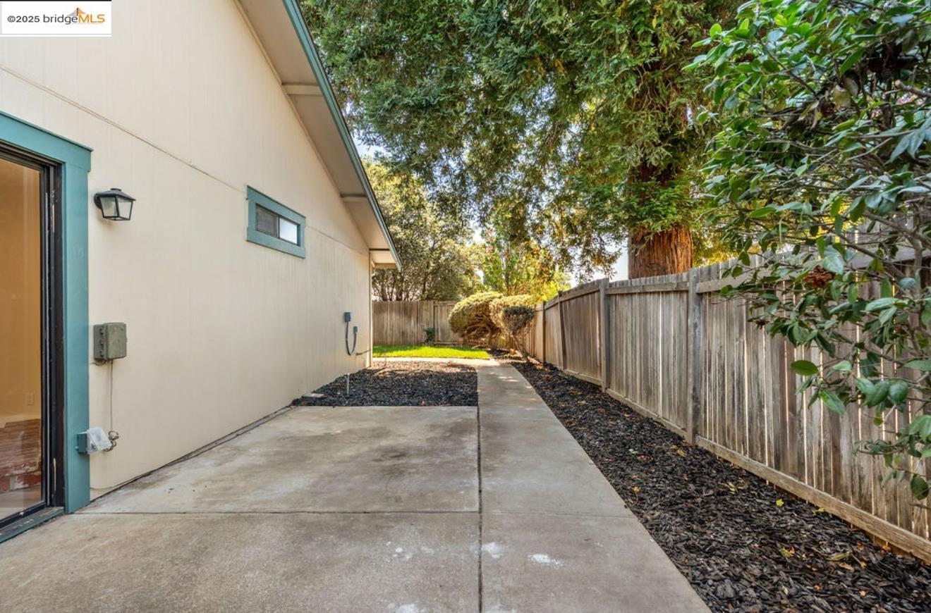 Detail Gallery Image 19 of 24 For 1527 London Cir, Benicia,  CA 94510 - 2 Beds | 2 Baths