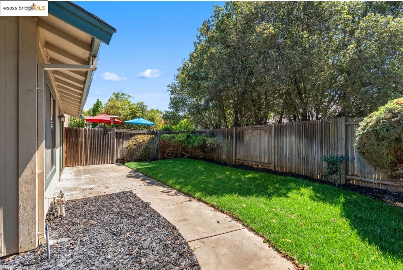 Detail Gallery Image 20 of 24 For 1527 London Cir, Benicia,  CA 94510 - 2 Beds | 2 Baths