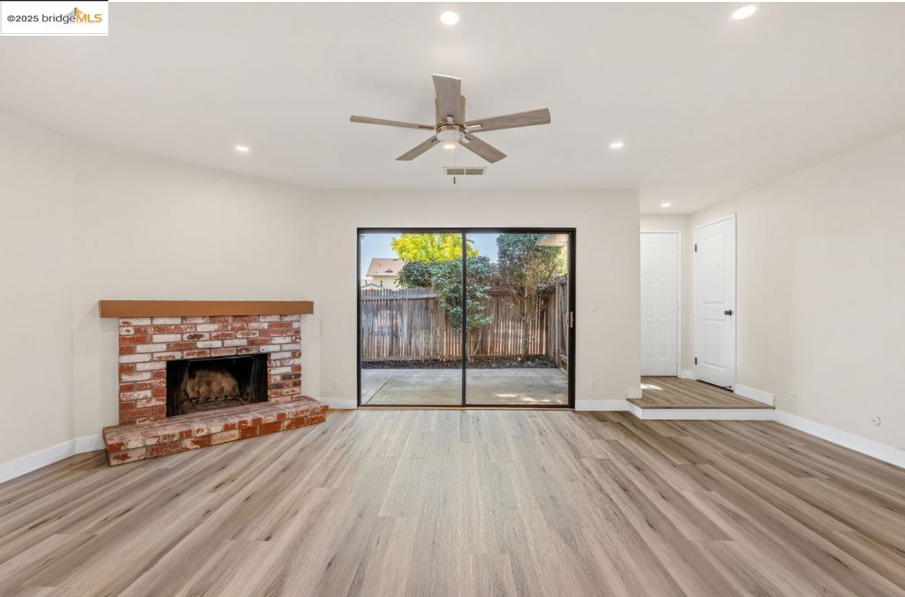 Detail Gallery Image 3 of 24 For 1527 London Cir, Benicia,  CA 94510 - 2 Beds | 2 Baths