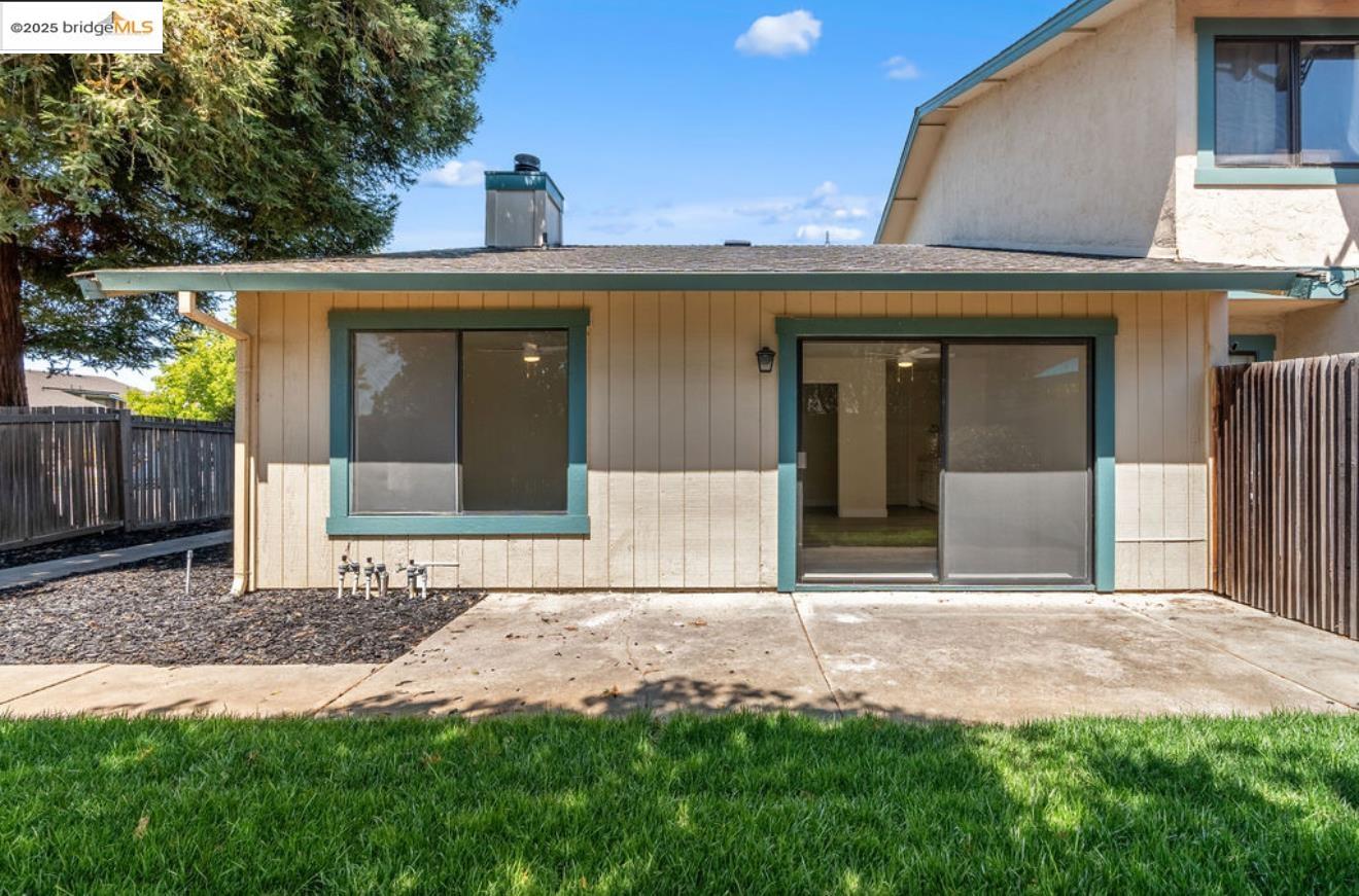Detail Gallery Image 22 of 24 For 1527 London Cir, Benicia,  CA 94510 - 2 Beds | 2 Baths