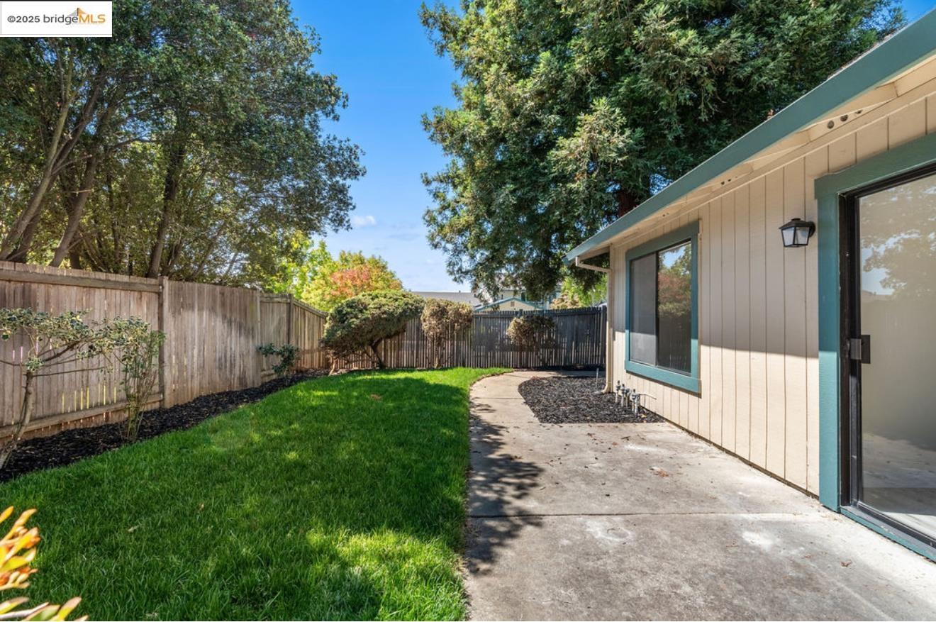 Detail Gallery Image 23 of 24 For 1527 London Cir, Benicia,  CA 94510 - 2 Beds | 2 Baths