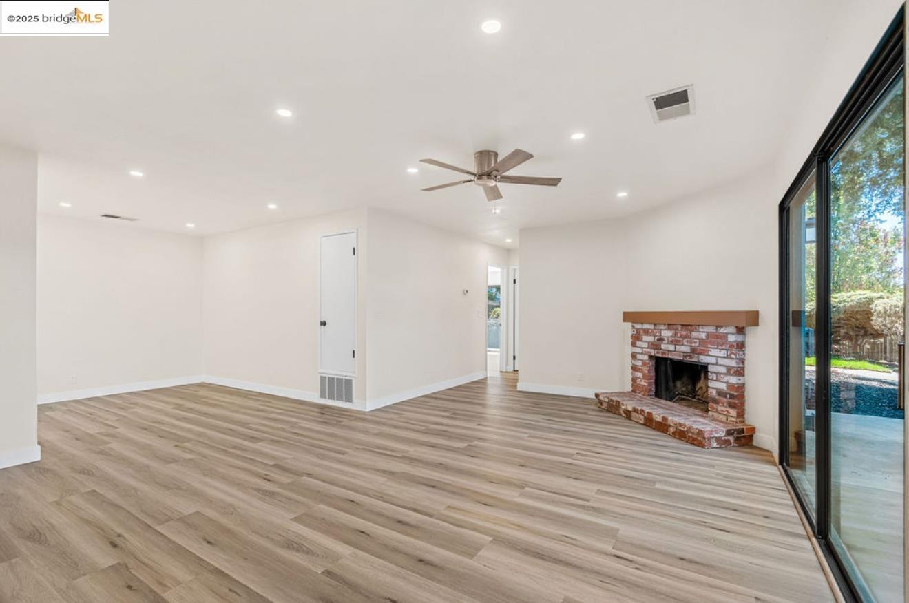 Detail Gallery Image 4 of 24 For 1527 London Cir, Benicia,  CA 94510 - 2 Beds | 2 Baths