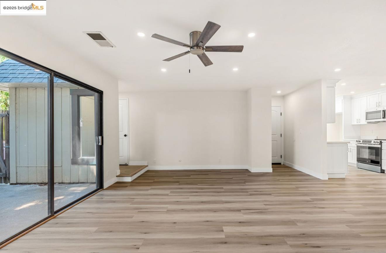 Detail Gallery Image 5 of 24 For 1527 London Cir, Benicia,  CA 94510 - 2 Beds | 2 Baths