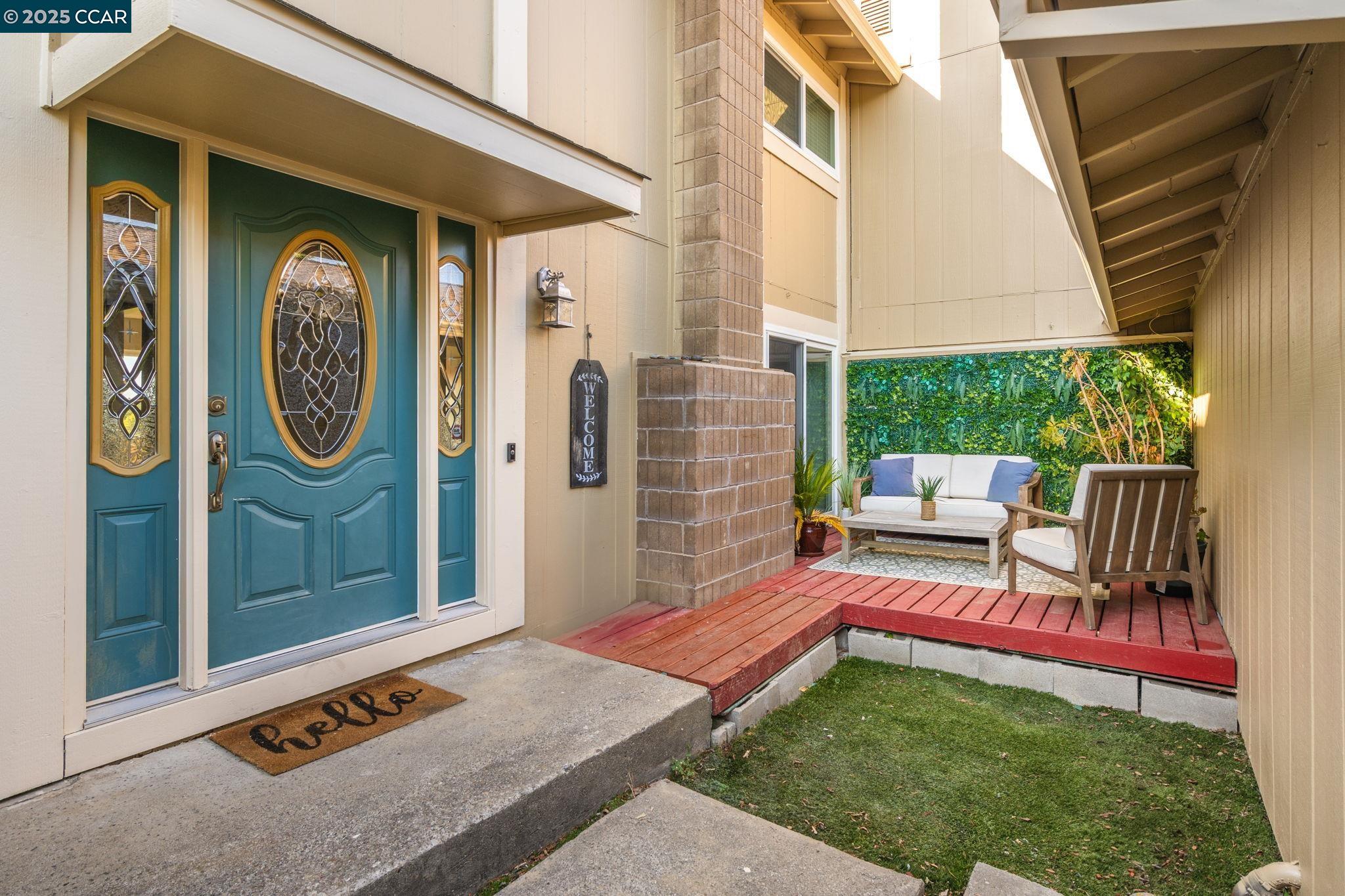 Detail Gallery Image 2 of 23 For 108 Thistle Way, Martinez,  CA 94553 - 3 Beds | 2/1 Baths