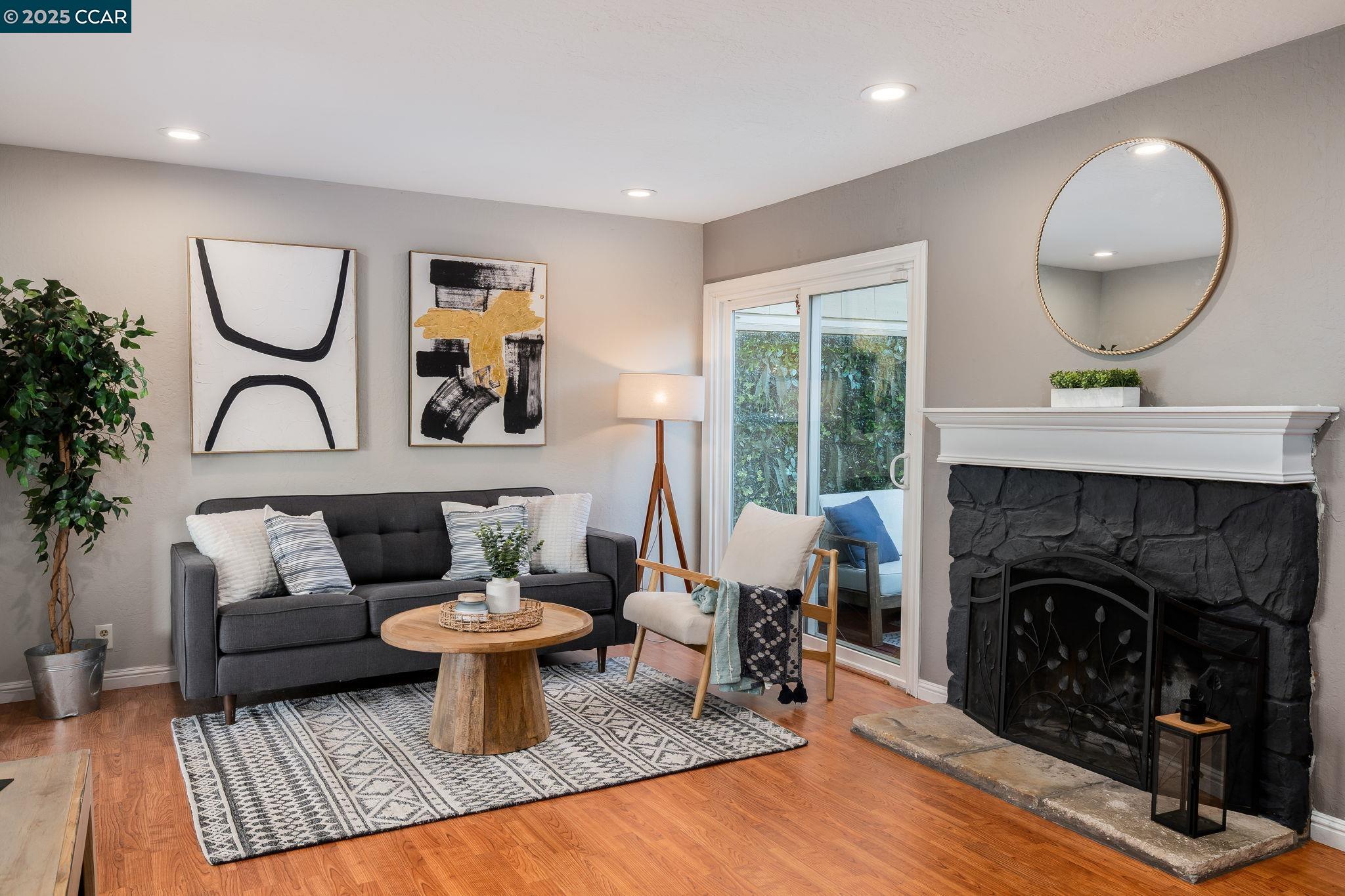 Detail Gallery Image 4 of 23 For 108 Thistle Way, Martinez,  CA 94553 - 3 Beds | 2/1 Baths