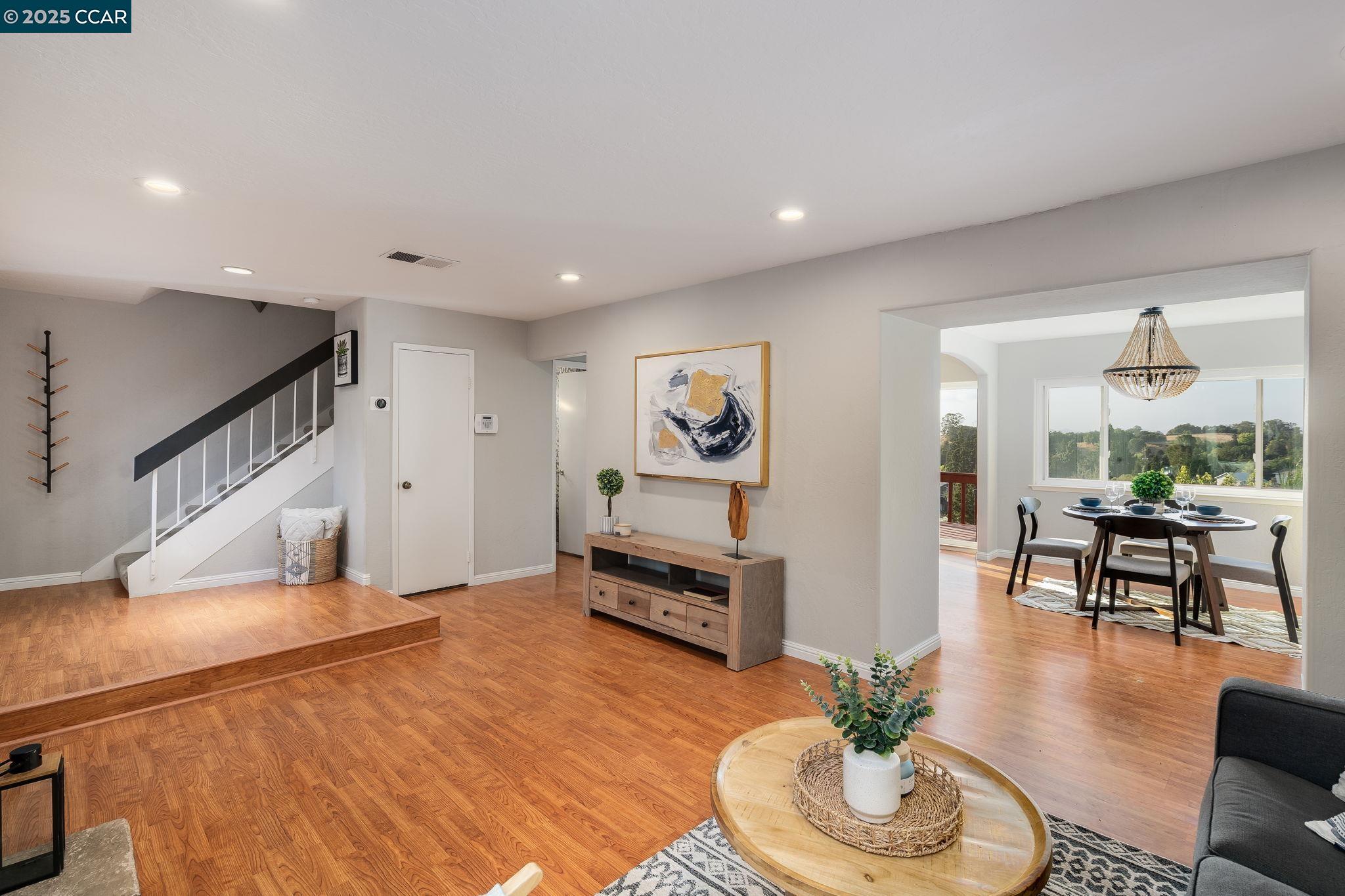 Detail Gallery Image 5 of 23 For 108 Thistle Way, Martinez,  CA 94553 - 3 Beds | 2/1 Baths