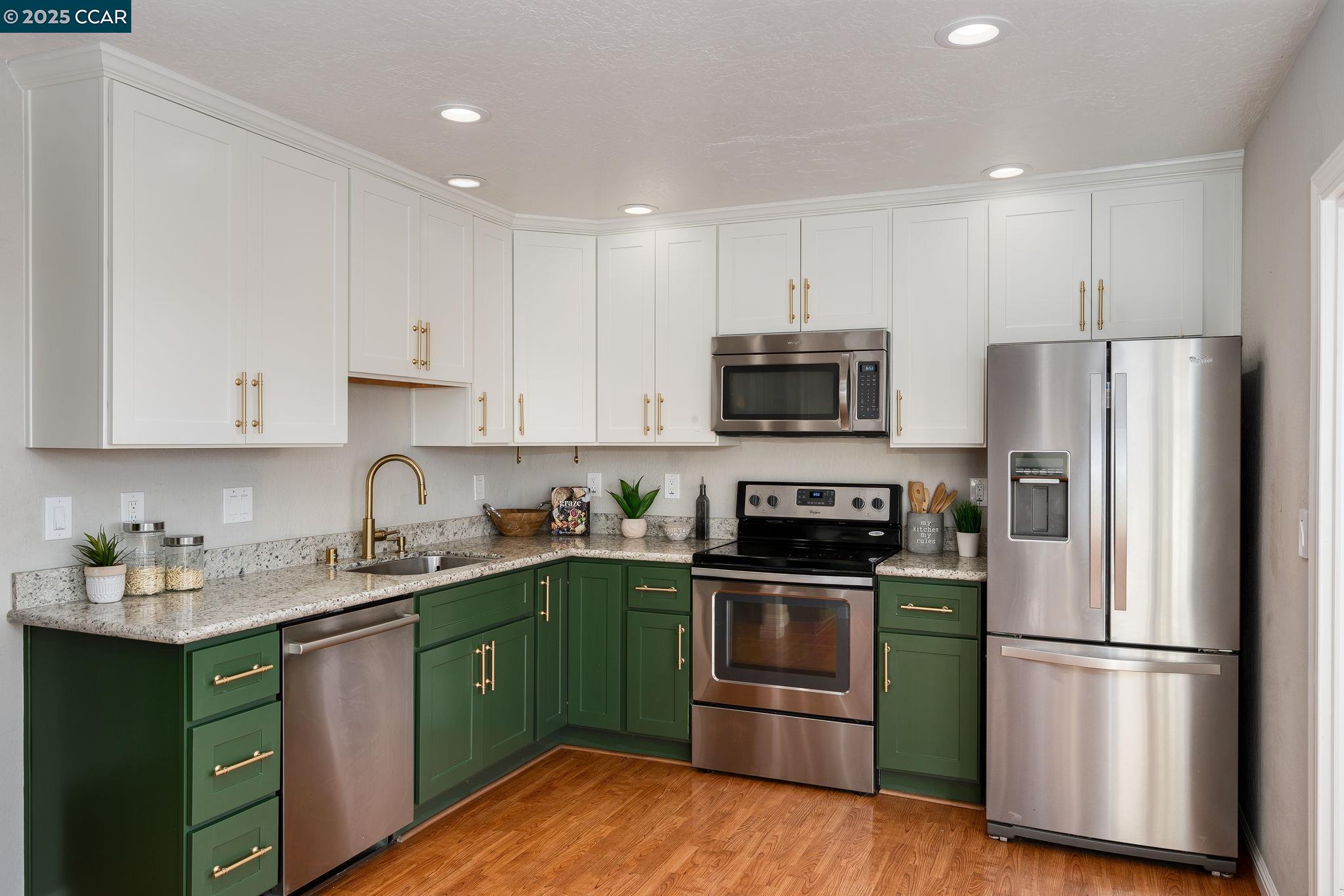Detail Gallery Image 6 of 23 For 108 Thistle Way, Martinez,  CA 94553 - 3 Beds | 2/1 Baths