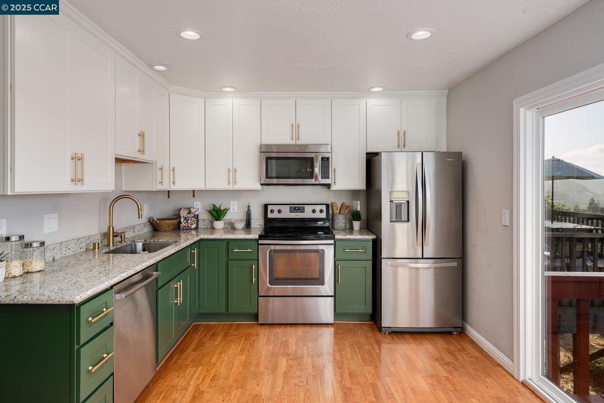 Detail Gallery Image 7 of 23 For 108 Thistle Way, Martinez,  CA 94553 - 3 Beds | 2/1 Baths