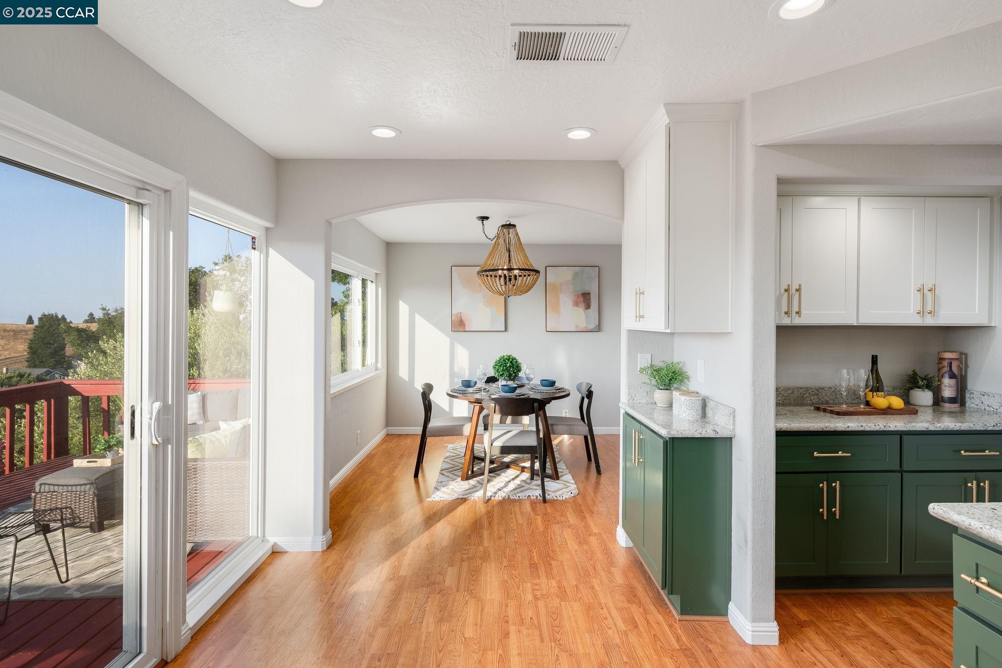 Detail Gallery Image 8 of 23 For 108 Thistle Way, Martinez,  CA 94553 - 3 Beds | 2/1 Baths
