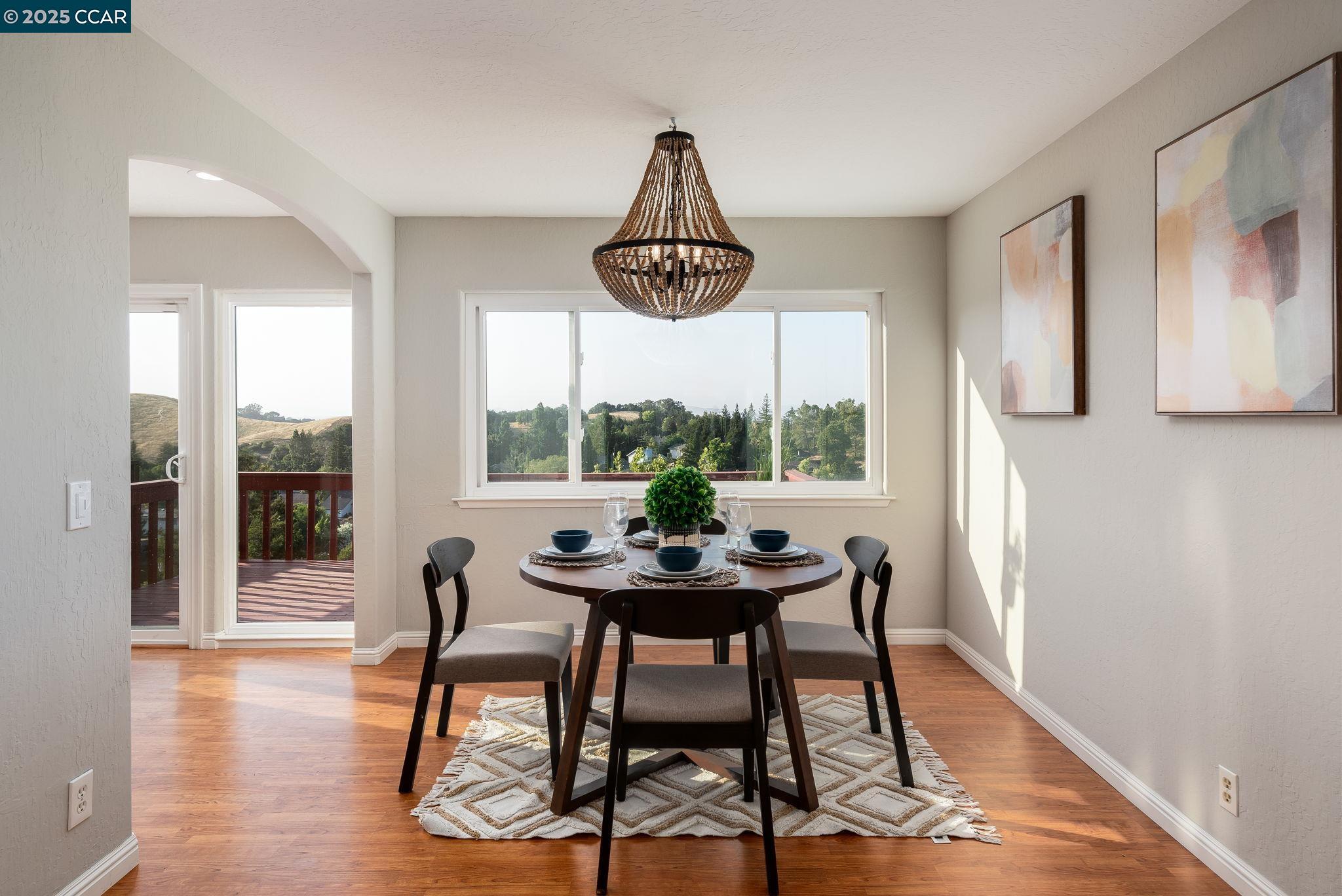 Detail Gallery Image 9 of 23 For 108 Thistle Way, Martinez,  CA 94553 - 3 Beds | 2/1 Baths