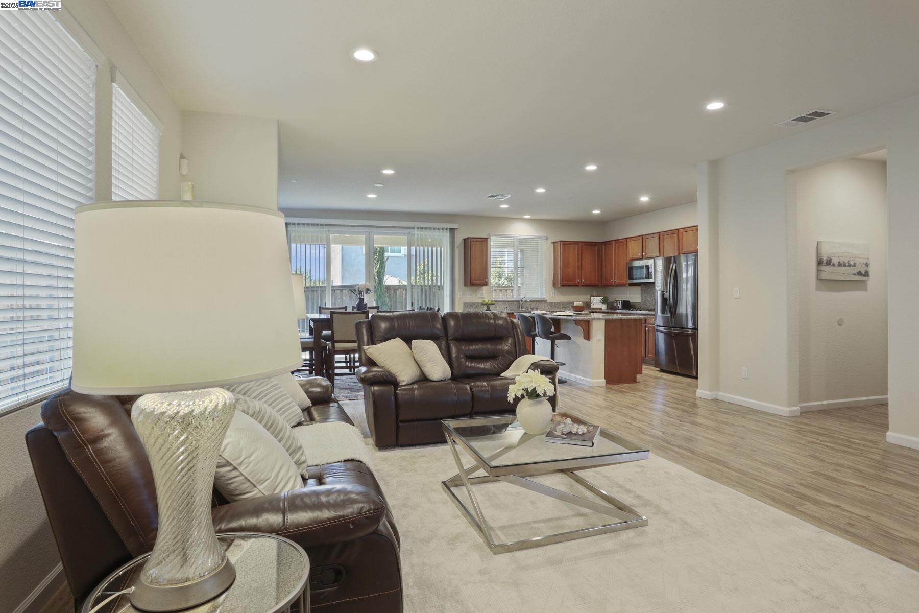 Detail Gallery Image 16 of 59 For 607 W Huntington Ave, Mountain House,  CA 95391 - 4 Beds | 3/1 Baths
