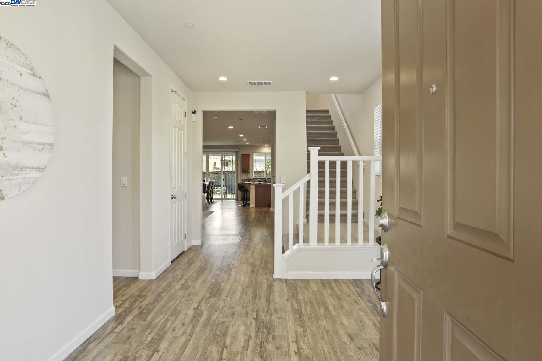 Detail Gallery Image 6 of 59 For 607 W Huntington Ave, Mountain House,  CA 95391 - 4 Beds | 3/1 Baths