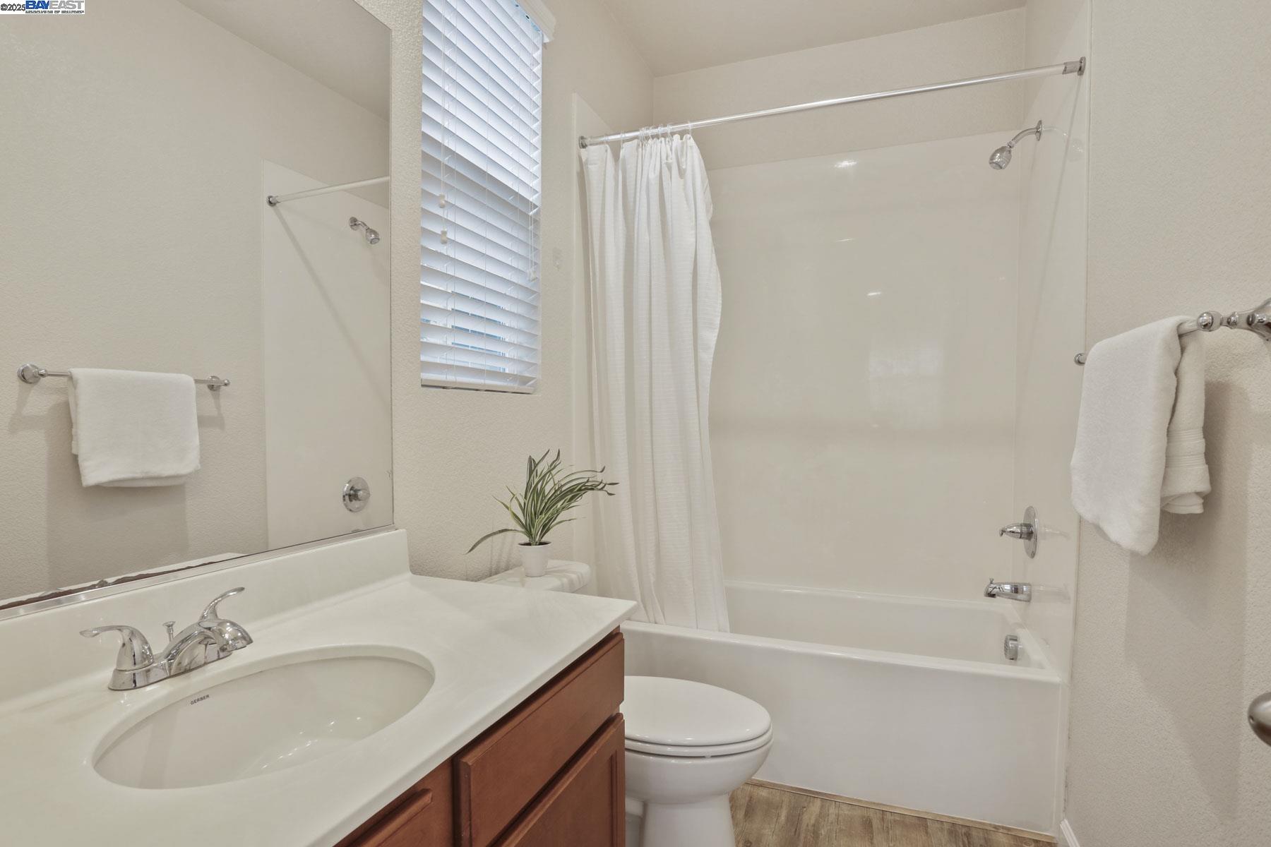 Detail Gallery Image 10 of 59 For 607 W Huntington Ave, Mountain House,  CA 95391 - 4 Beds | 3/1 Baths