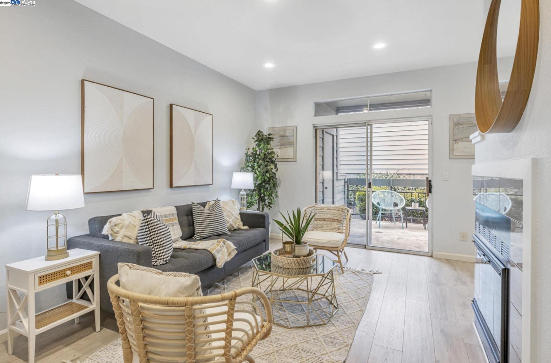 Detail Gallery Image 1 of 21 For 7595 Canyon Meadow Cir a,  Pleasanton,  CA 94588 - 3 Beds | 2 Baths