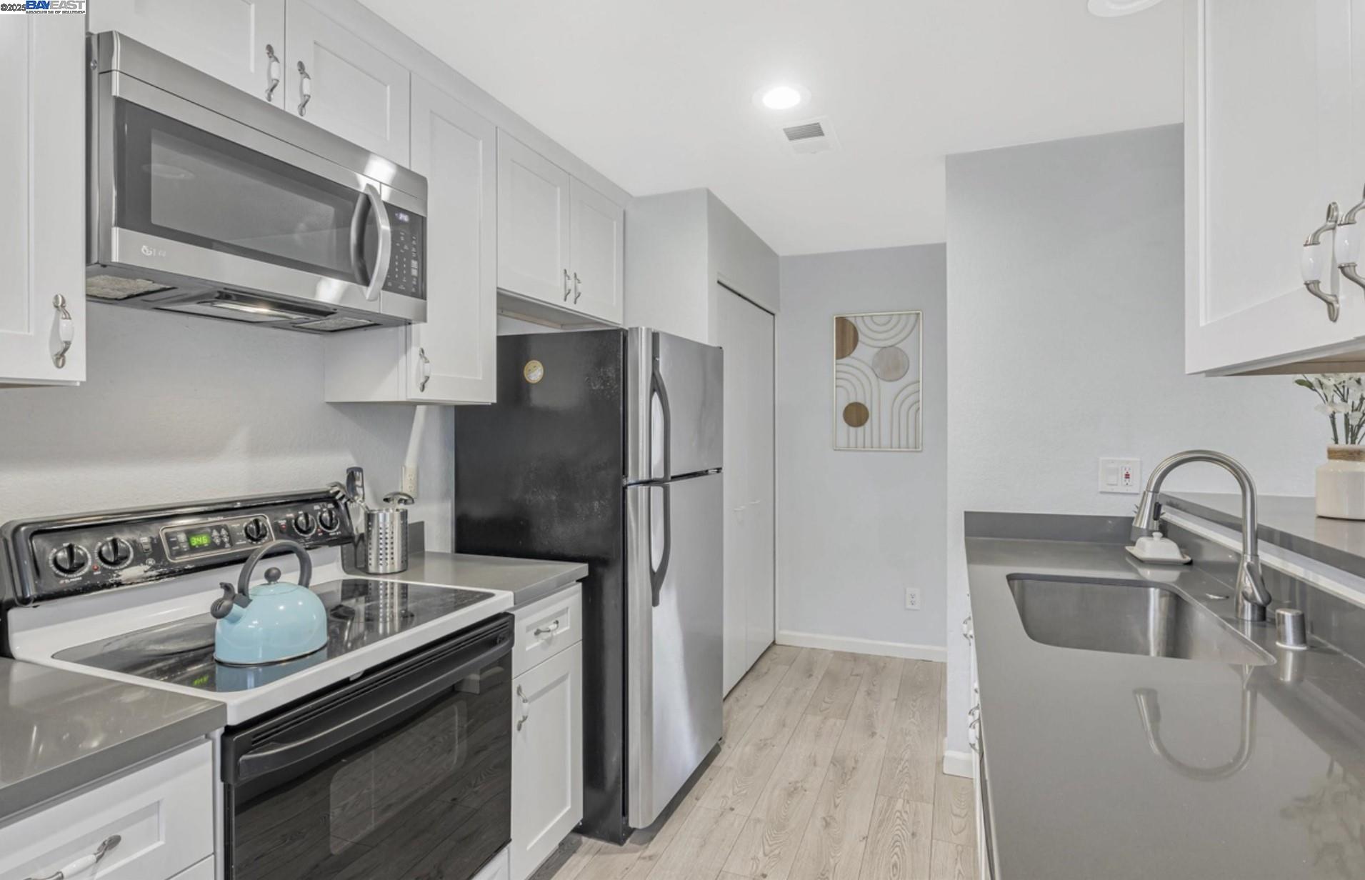 Detail Gallery Image 3 of 21 For 7595 Canyon Meadow Cir a,  Pleasanton,  CA 94588 - 3 Beds | 2 Baths