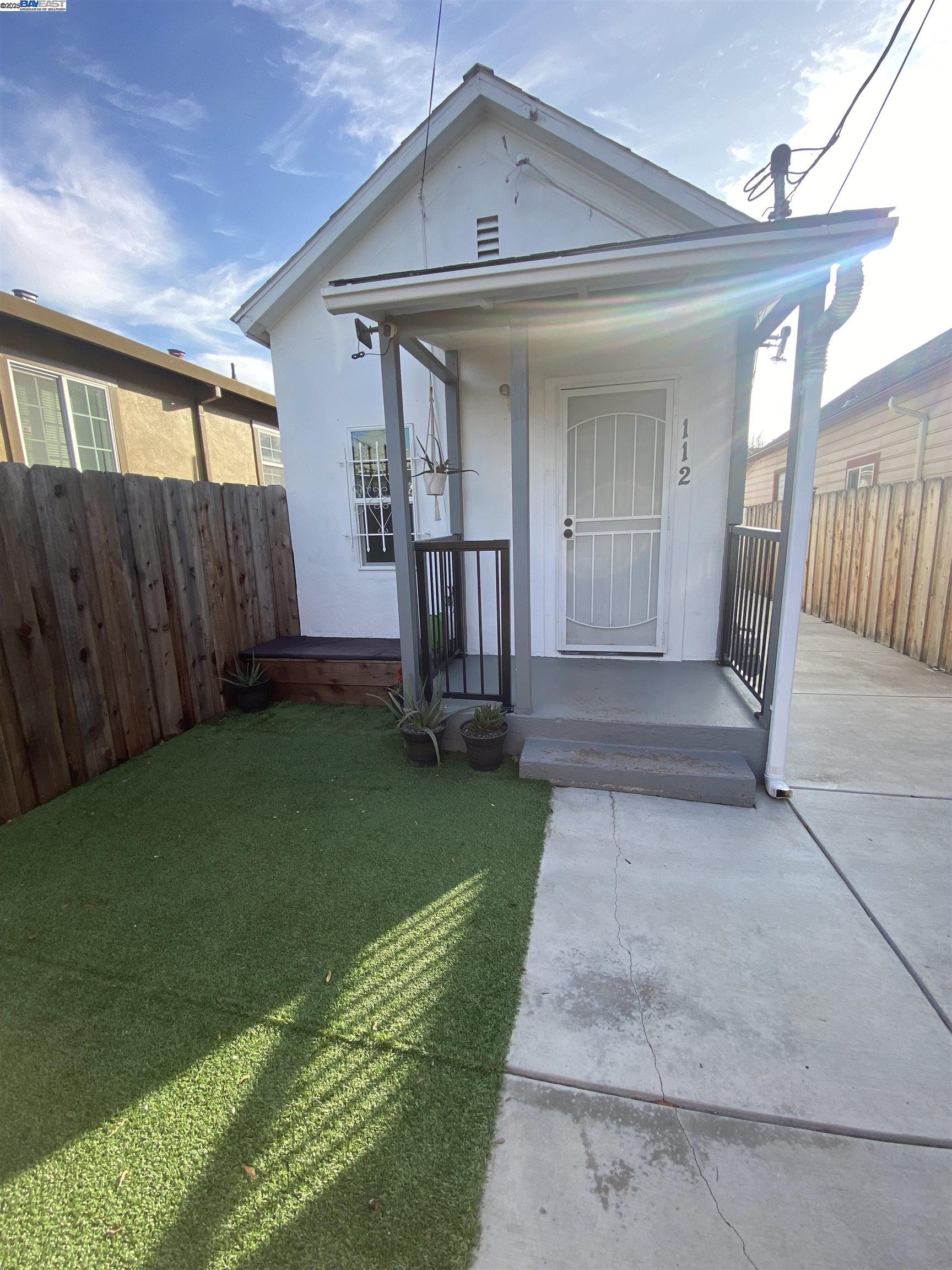 Detail Gallery Image 1 of 17 For 112 Chanslor Ave, Richmond,  CA 94801 - 2 Beds | 2 Baths