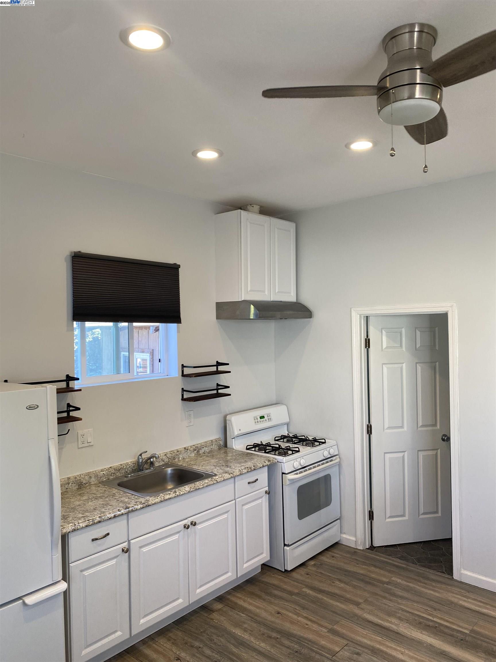 Detail Gallery Image 11 of 17 For 112 Chanslor Ave, Richmond,  CA 94801 - 2 Beds | 2 Baths