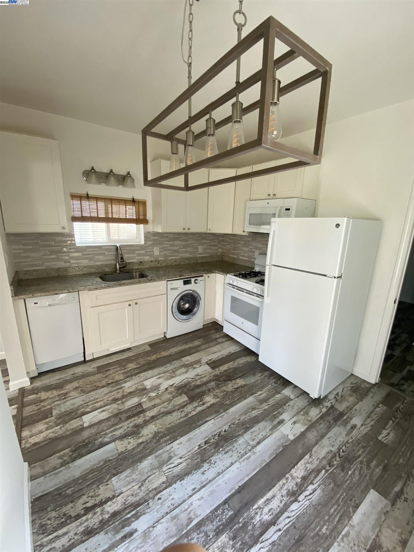 Detail Gallery Image 4 of 17 For 112 Chanslor Ave, Richmond,  CA 94801 - 2 Beds | 2 Baths