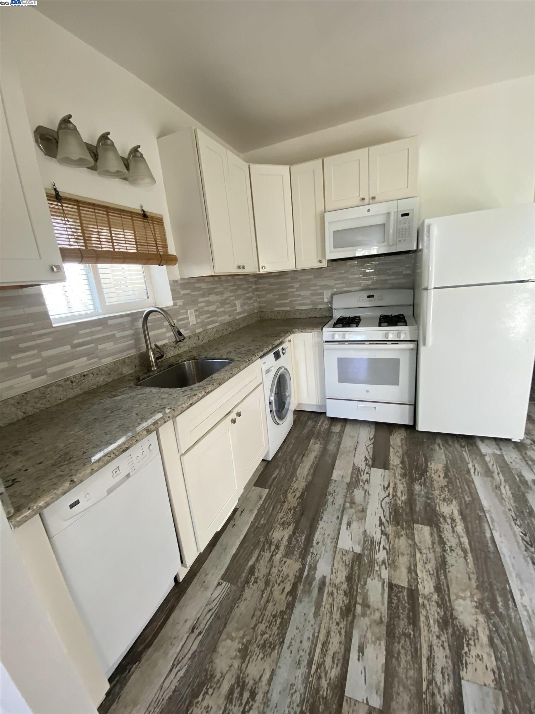 Detail Gallery Image 5 of 17 For 112 Chanslor Ave, Richmond,  CA 94801 - 2 Beds | 2 Baths