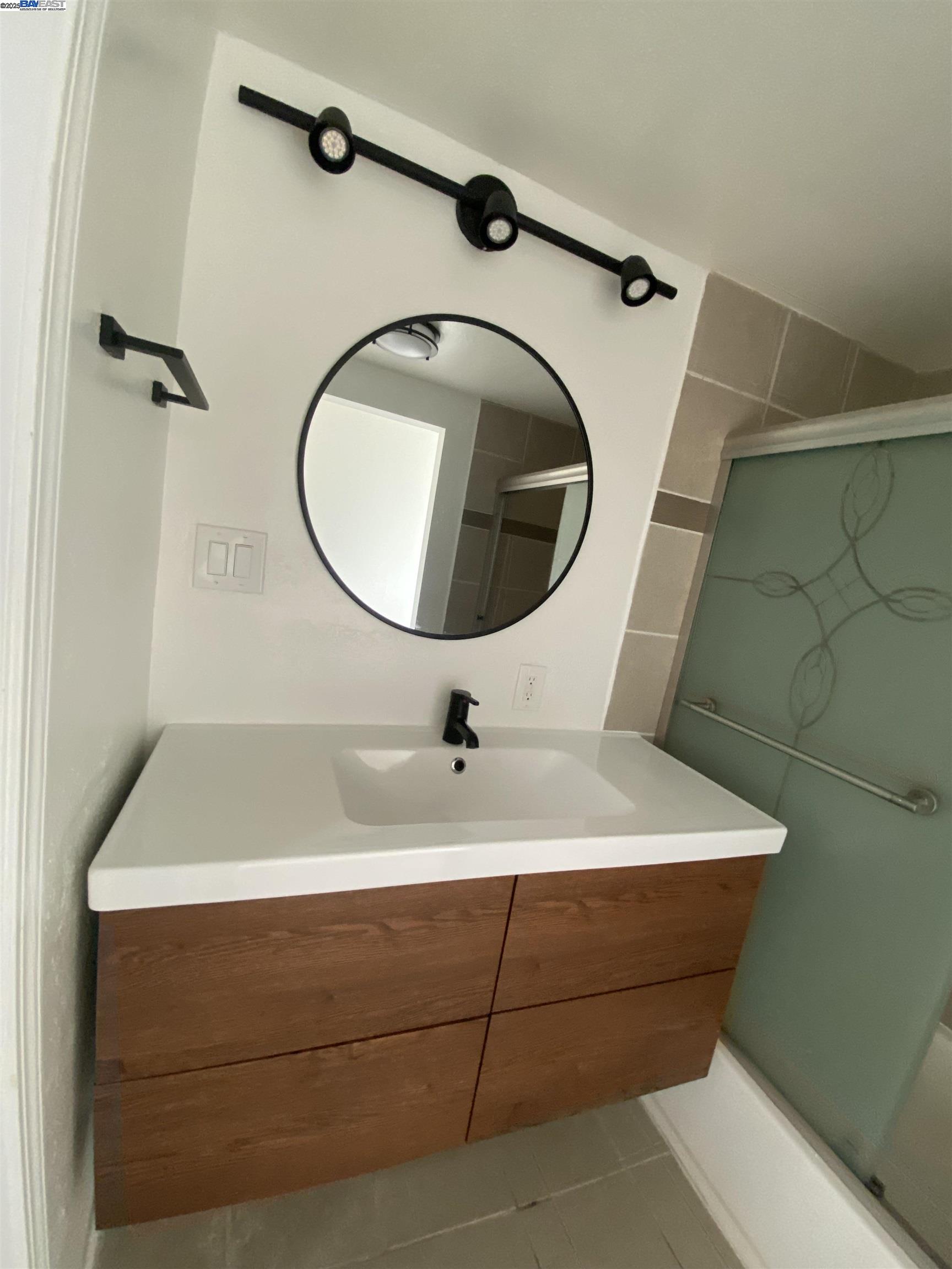 Detail Gallery Image 8 of 17 For 112 Chanslor Ave, Richmond,  CA 94801 - 2 Beds | 2 Baths