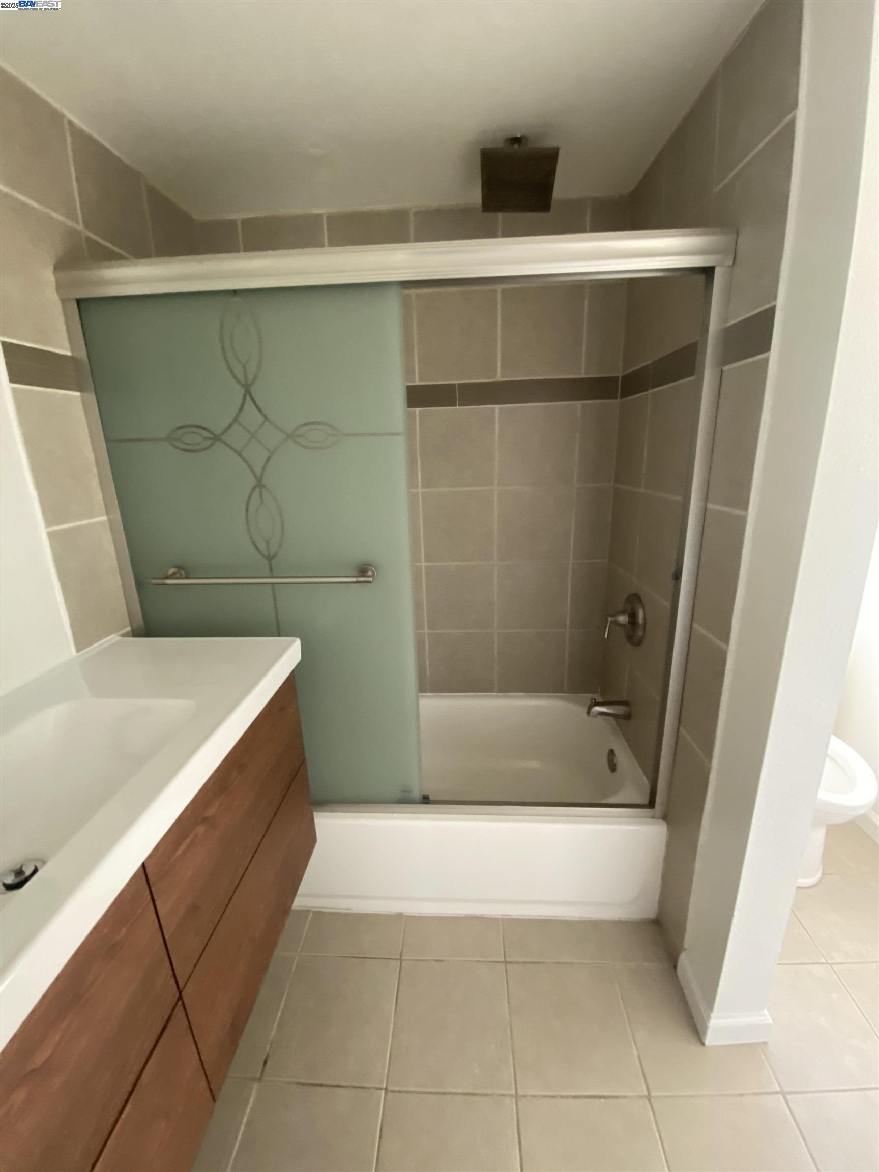 Detail Gallery Image 9 of 17 For 112 Chanslor Ave, Richmond,  CA 94801 - 2 Beds | 2 Baths