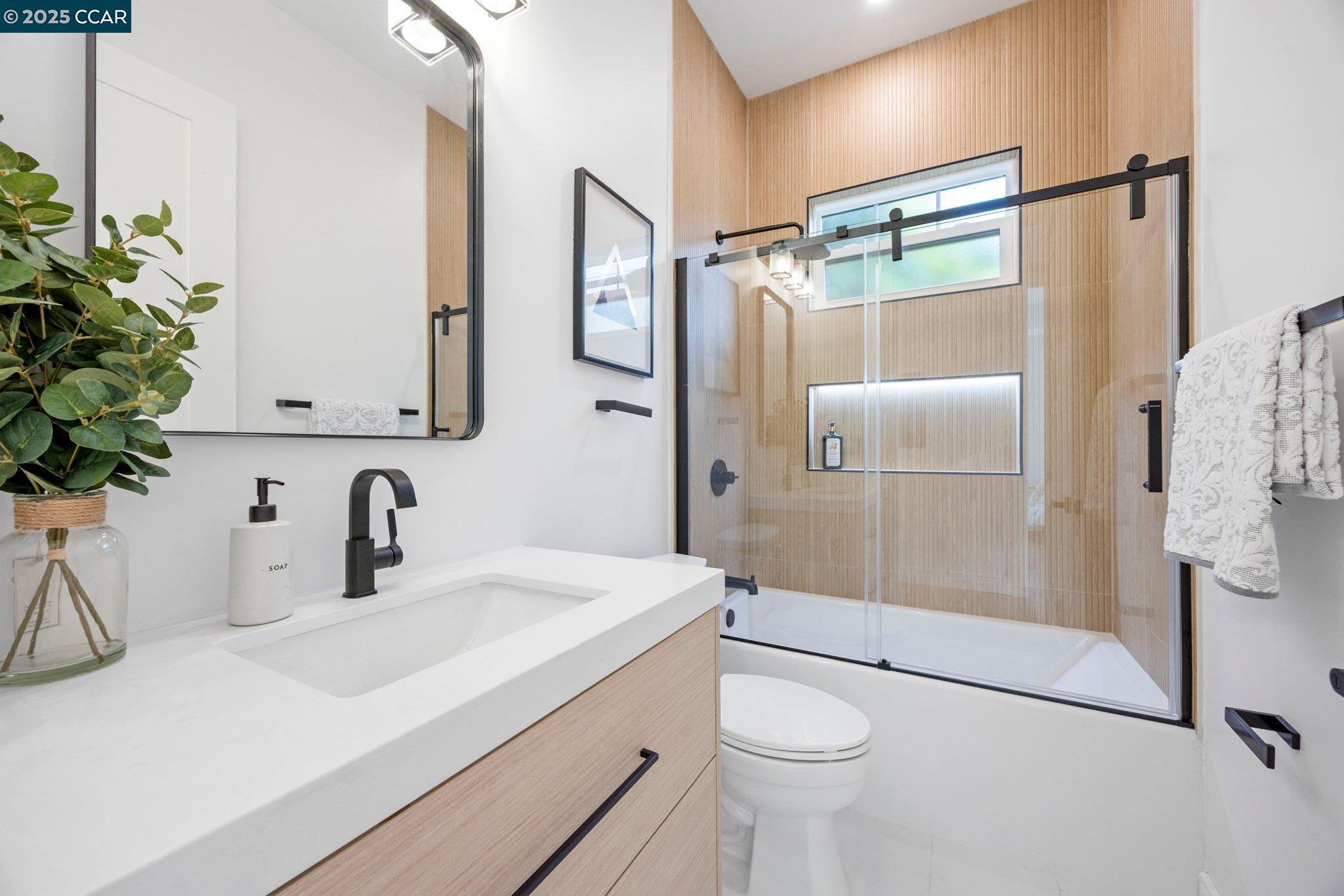Detail Gallery Image 28 of 40 For 2223 Byron St, Berkeley,  CA 94702 - 4 Beds | 4 Baths
