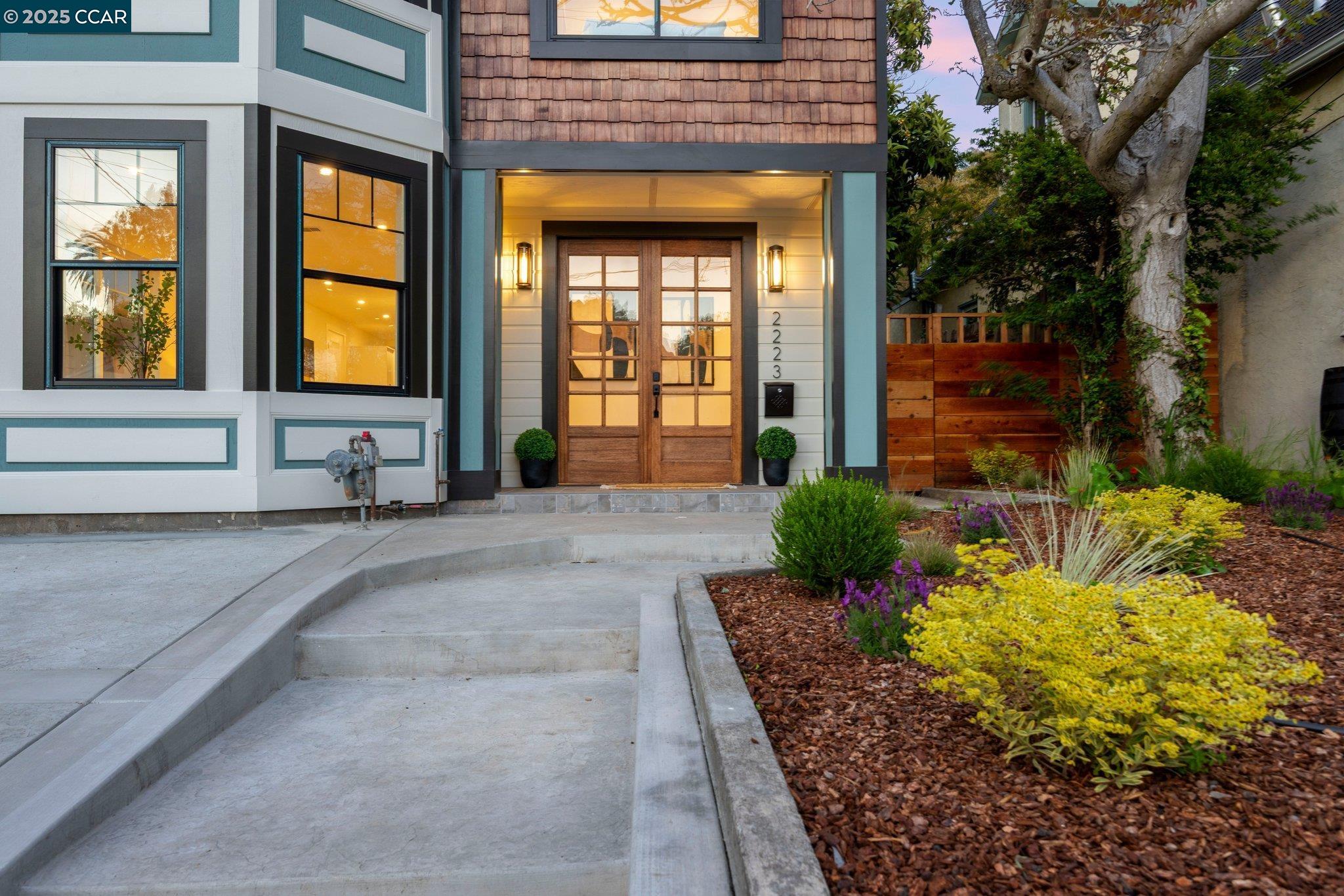 Detail Gallery Image 6 of 40 For 2223 Byron St, Berkeley,  CA 94702 - 4 Beds | 4 Baths
