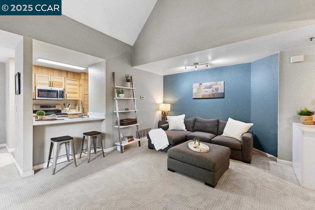 Detail Gallery Image 2 of 26 For 3183 Wayside Plz #318,  Walnut Creek,  CA 94597 - 1 Beds | 1 Baths