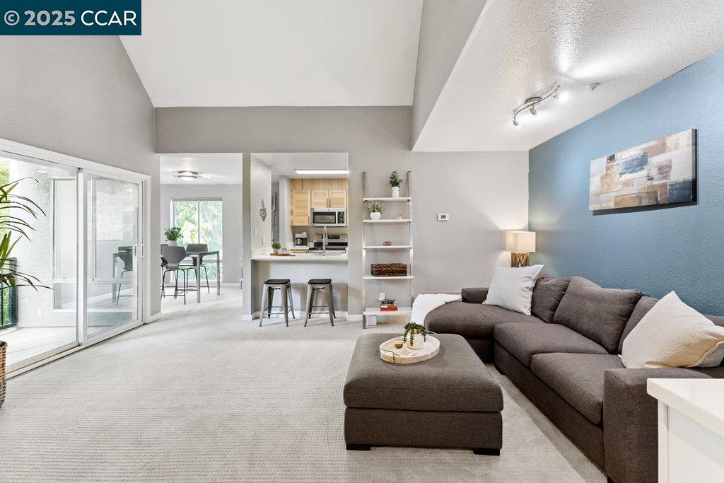 Detail Gallery Image 3 of 26 For 3183 Wayside Plz #318,  Walnut Creek,  CA 94597 - 1 Beds | 1 Baths