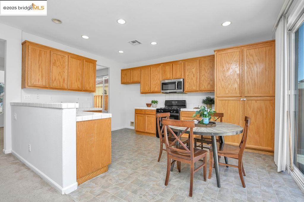 Detail Gallery Image 11 of 43 For 3155 Milton Jenson Ct, Tracy,  CA 95377 - 5 Beds | 3 Baths