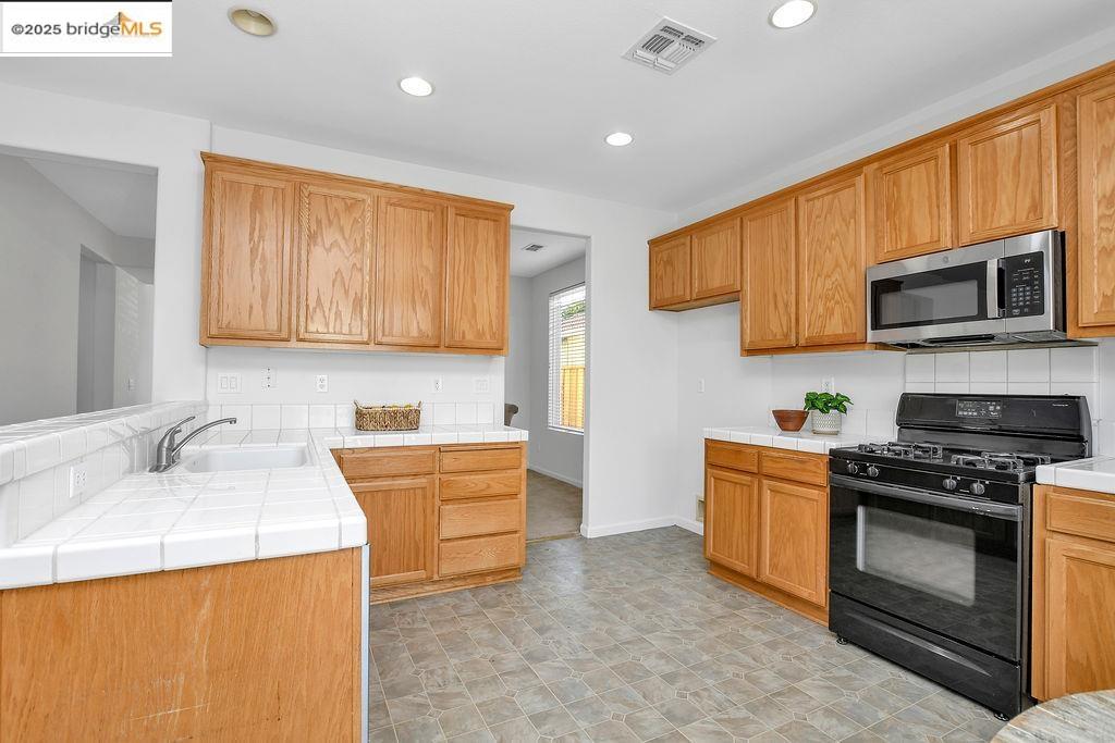 Detail Gallery Image 12 of 43 For 3155 Milton Jenson Ct, Tracy,  CA 95377 - 5 Beds | 3 Baths