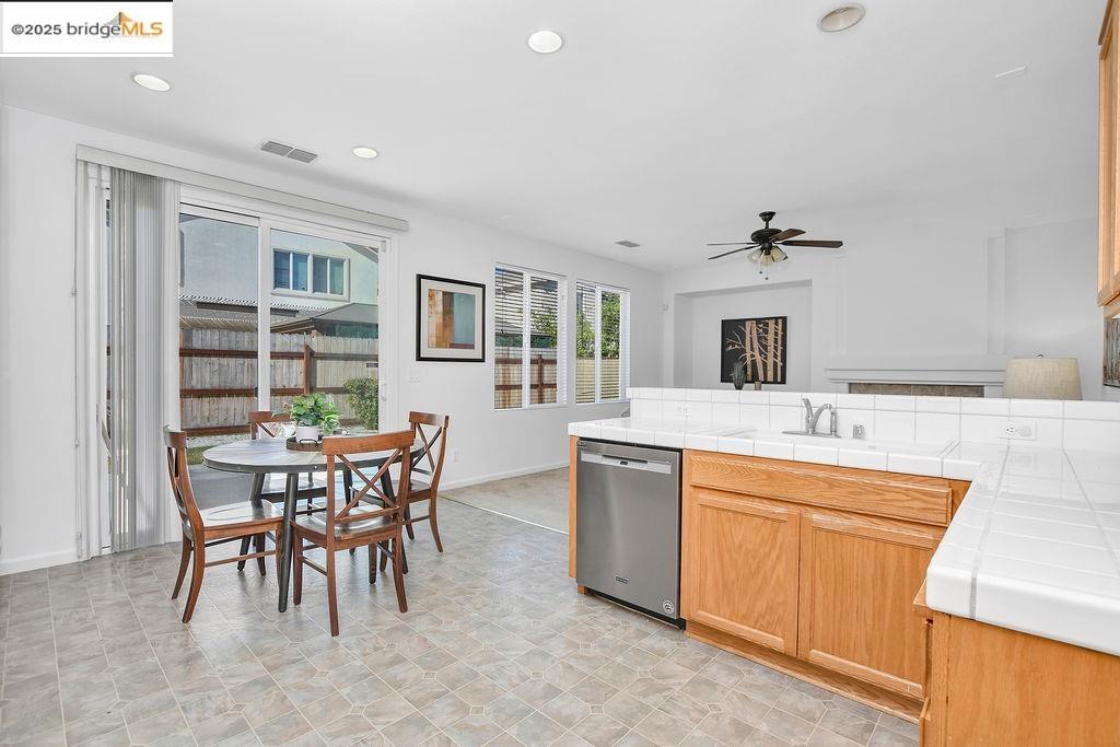 Detail Gallery Image 14 of 43 For 3155 Milton Jenson Ct, Tracy,  CA 95377 - 5 Beds | 3 Baths