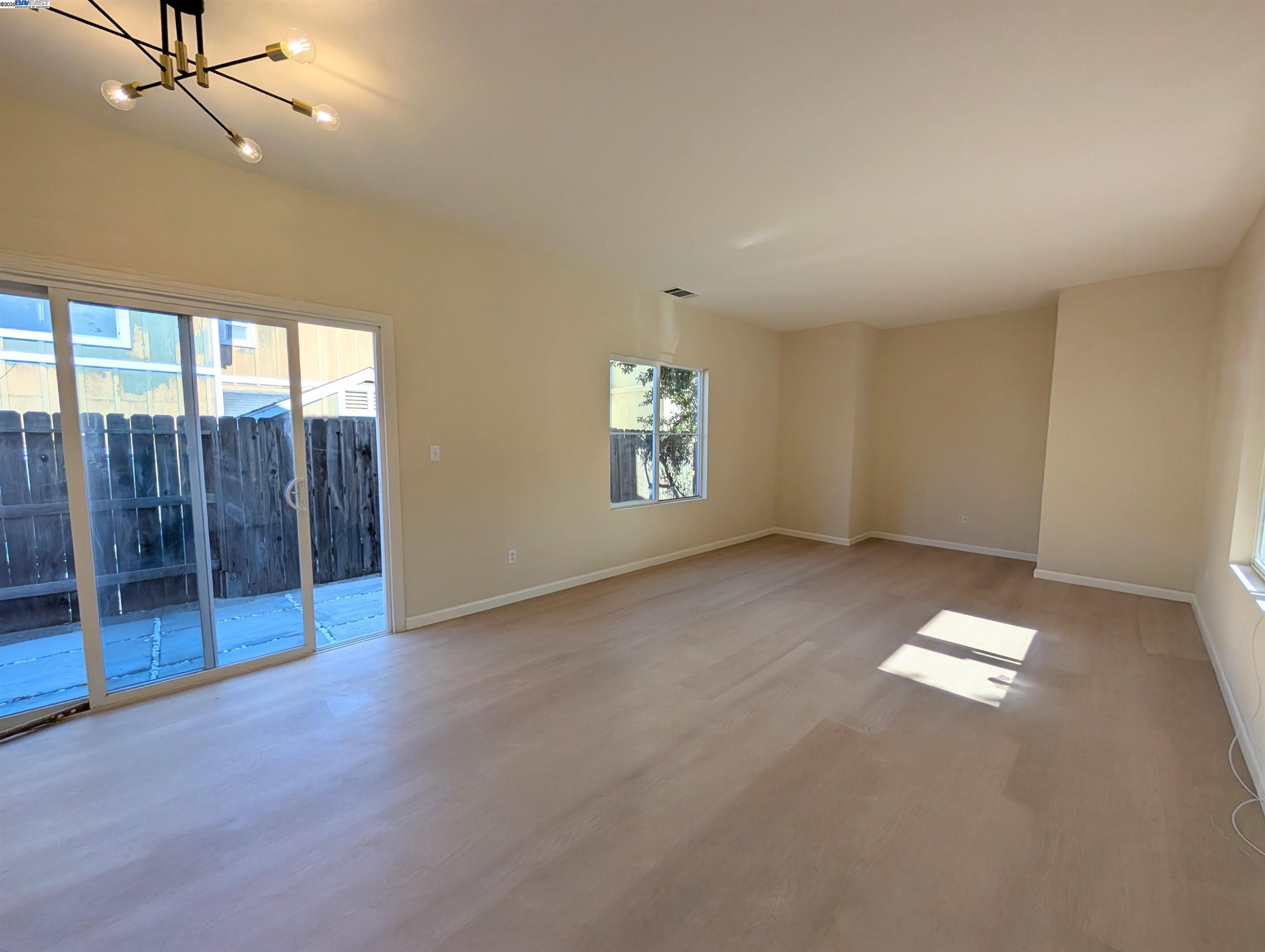Detail Gallery Image 4 of 33 For 158 Fairview Ave, Bay Point,  CA 94565 - 3 Beds | 2/1 Baths