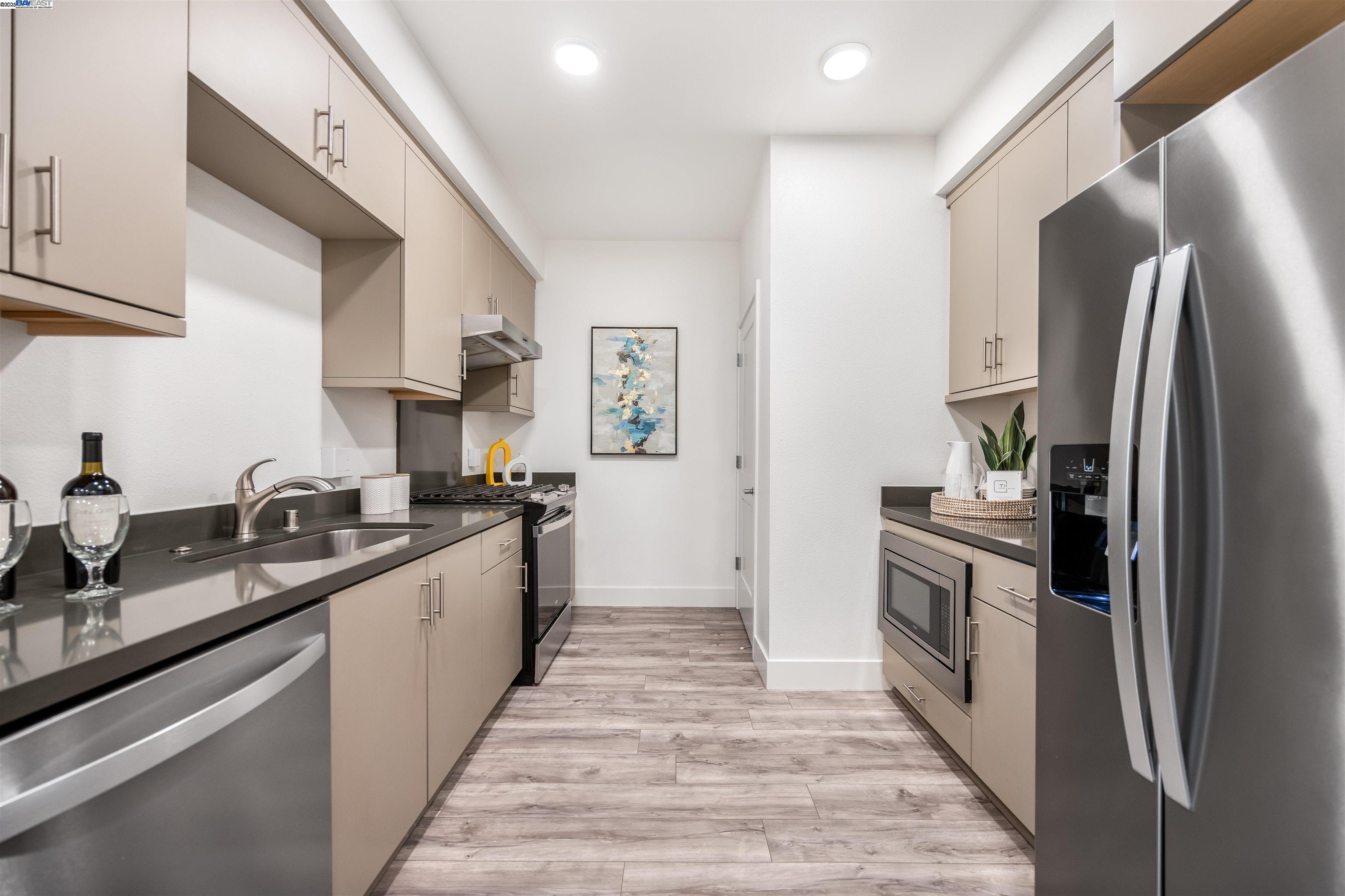 Detail Gallery Image 3 of 32 For 42111 Osgood Rd #228,  Fremont,  CA 94539 - 3 Beds | 3 Baths