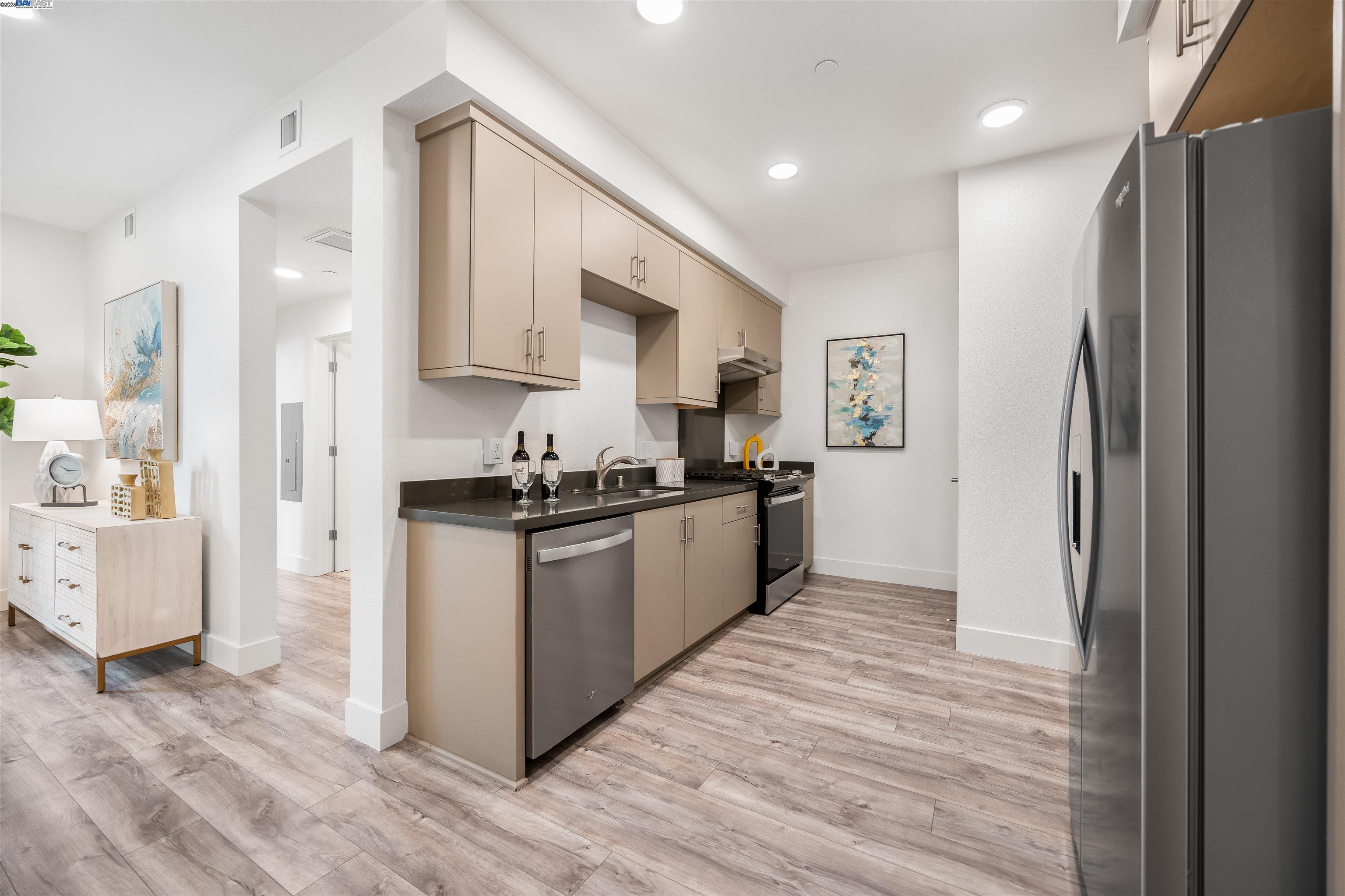 Detail Gallery Image 4 of 32 For 42111 Osgood Rd #228,  Fremont,  CA 94539 - 3 Beds | 3 Baths