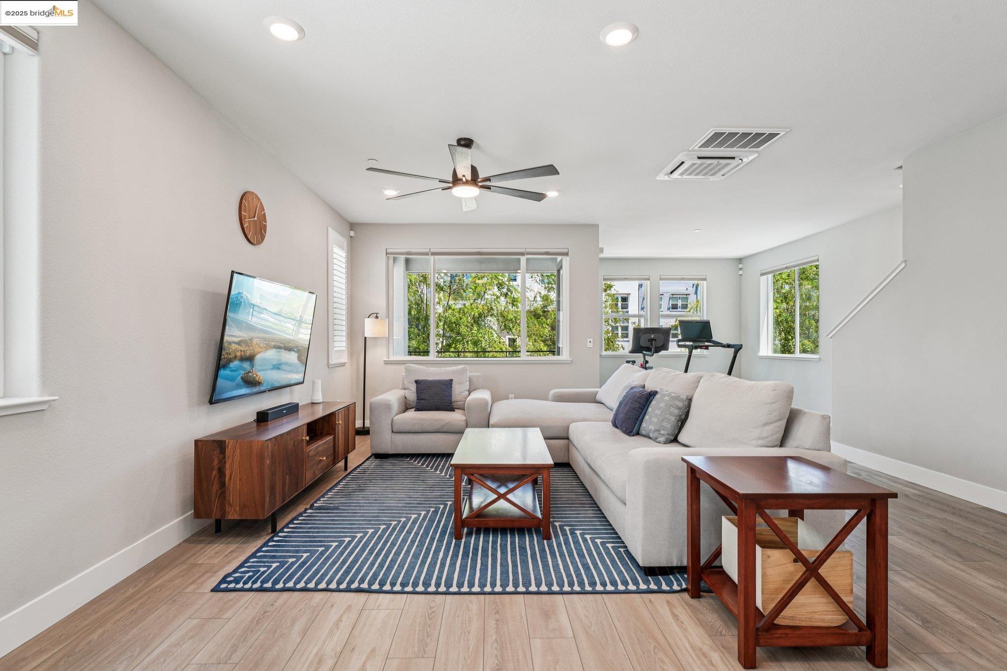 Detail Gallery Image 11 of 55 For 640 Martin Mariner, Alameda,  CA 94501 - 4 Beds | 3/1 Baths