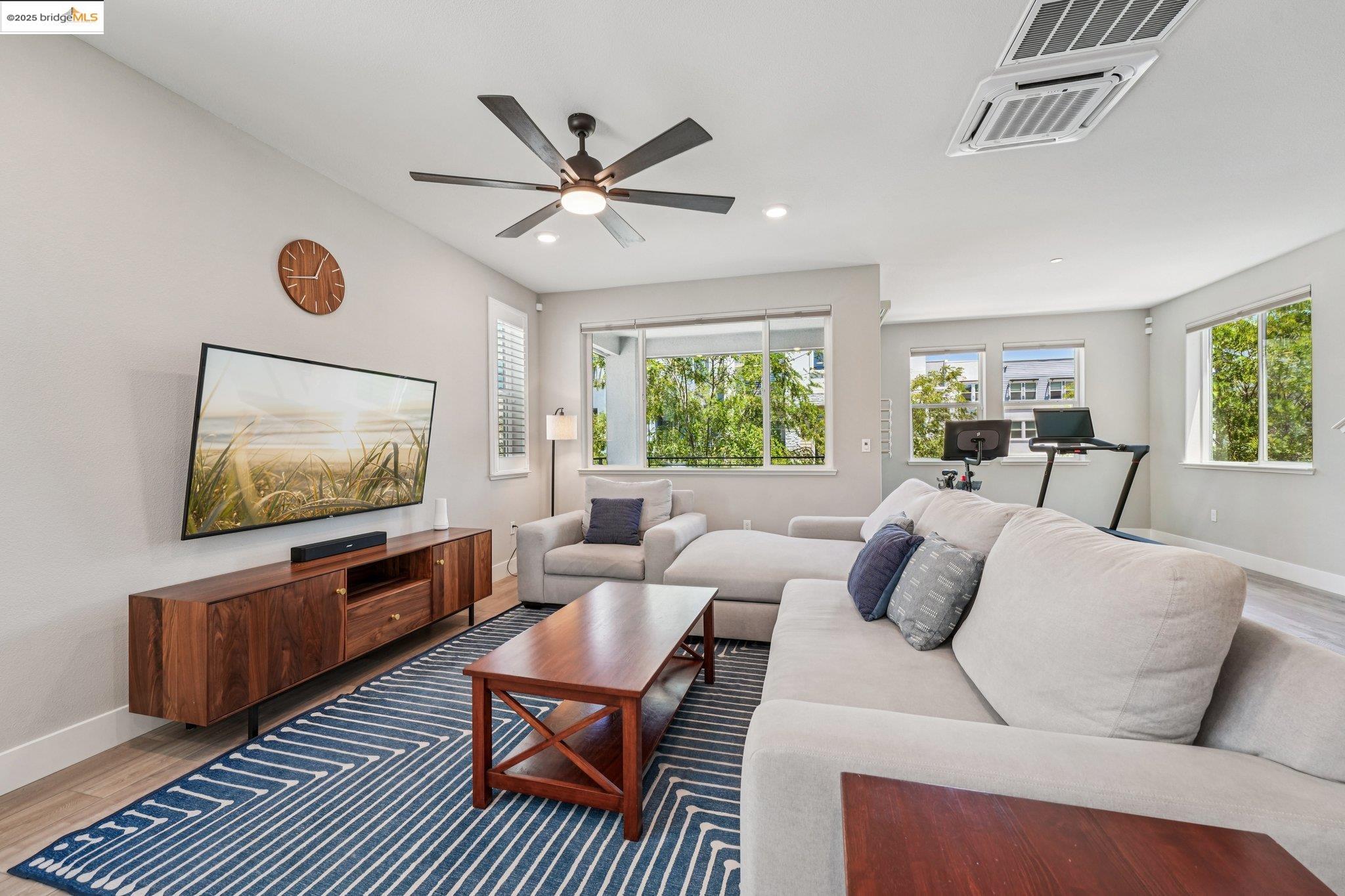 Detail Gallery Image 12 of 55 For 640 Martin Mariner, Alameda,  CA 94501 - 4 Beds | 3/1 Baths