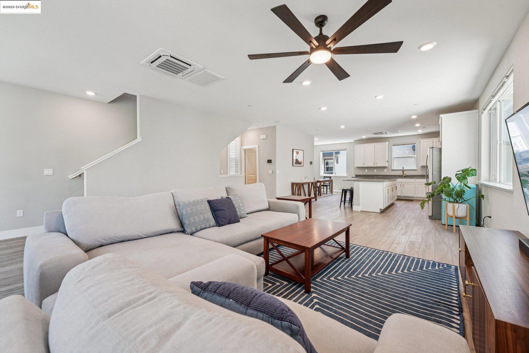 Detail Gallery Image 13 of 55 For 640 Martin Mariner, Alameda,  CA 94501 - 4 Beds | 3/1 Baths