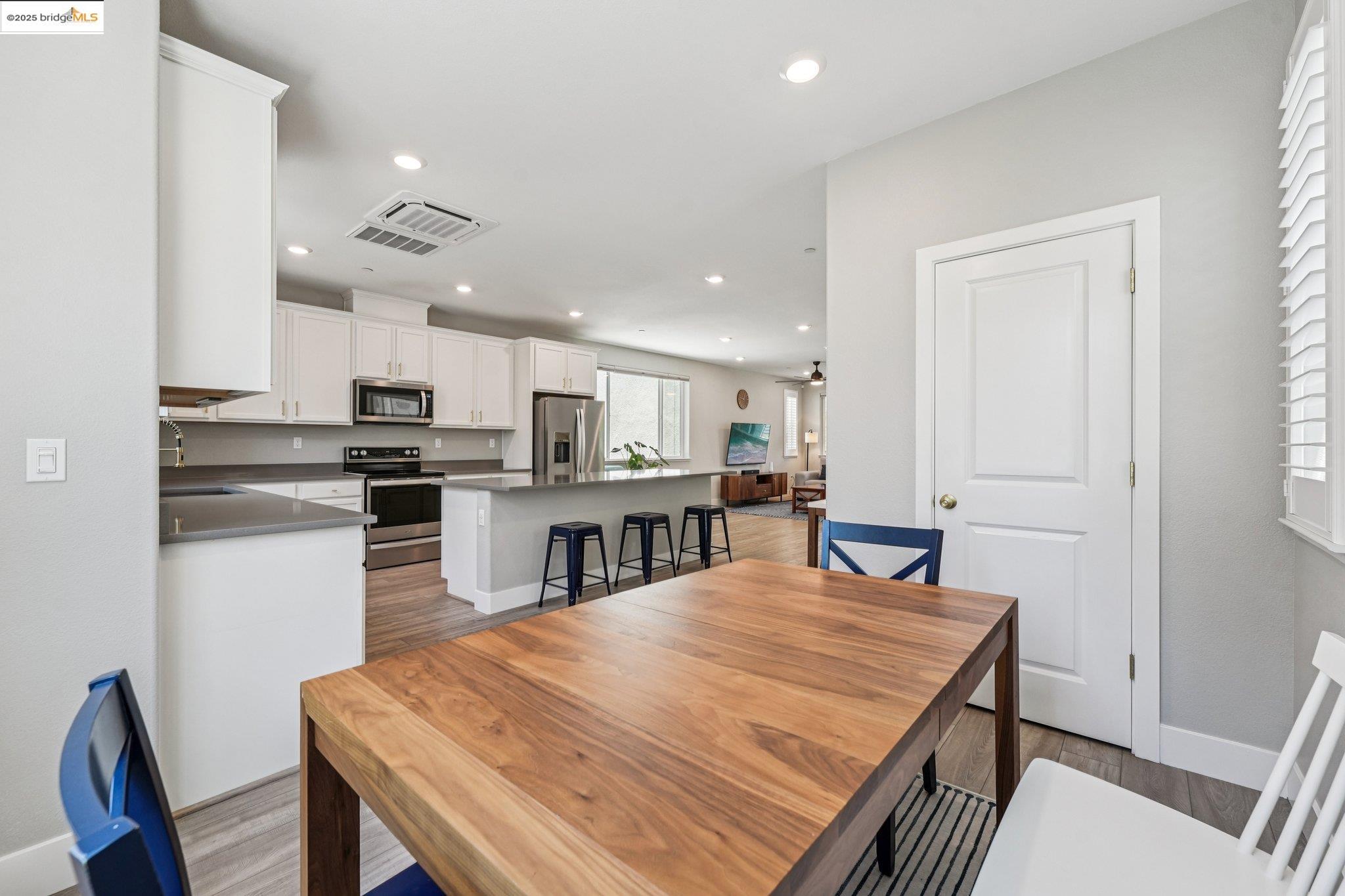 Detail Gallery Image 16 of 55 For 640 Martin Mariner, Alameda,  CA 94501 - 4 Beds | 3/1 Baths