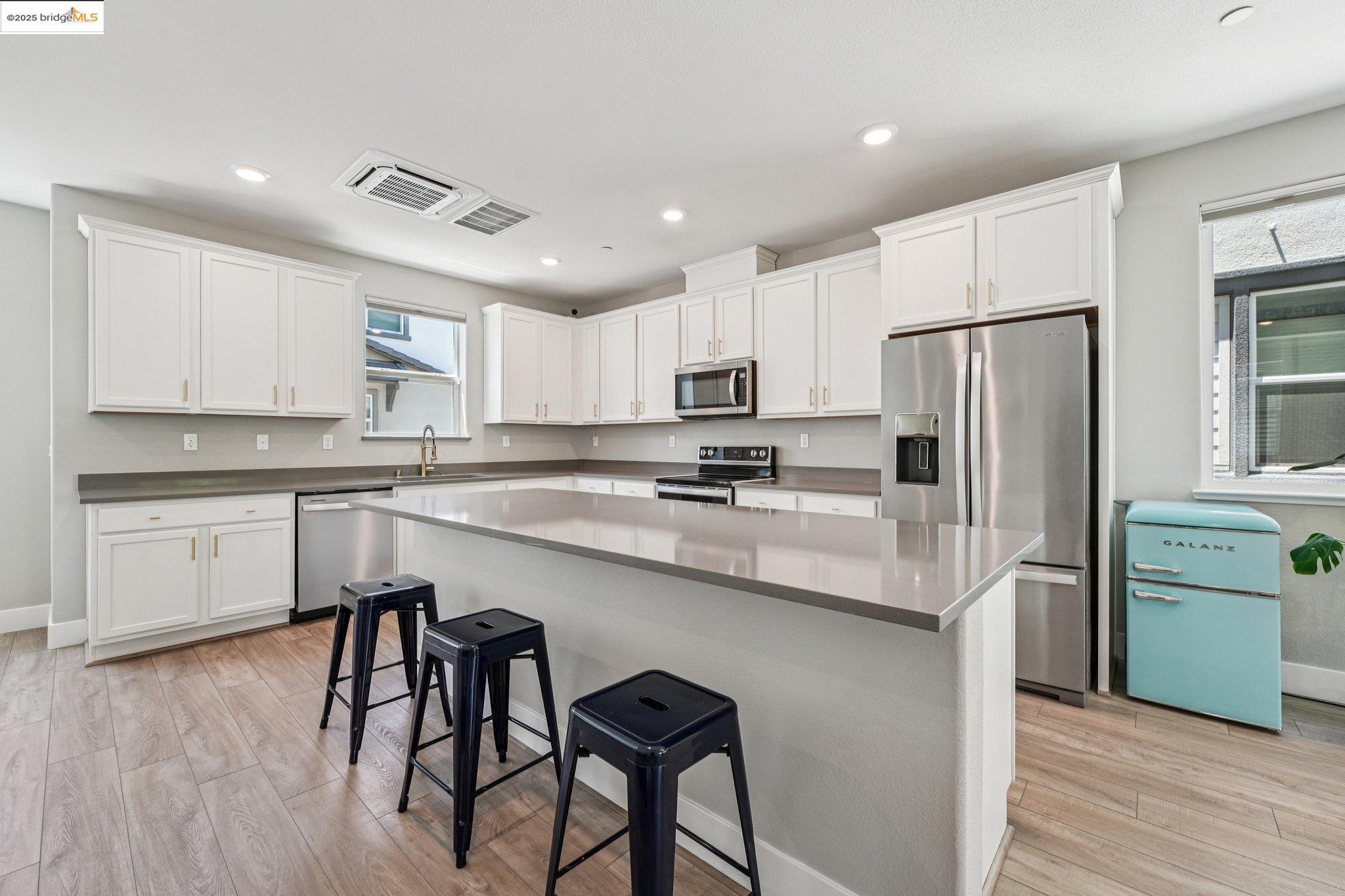 Detail Gallery Image 19 of 55 For 640 Martin Mariner, Alameda,  CA 94501 - 4 Beds | 3/1 Baths