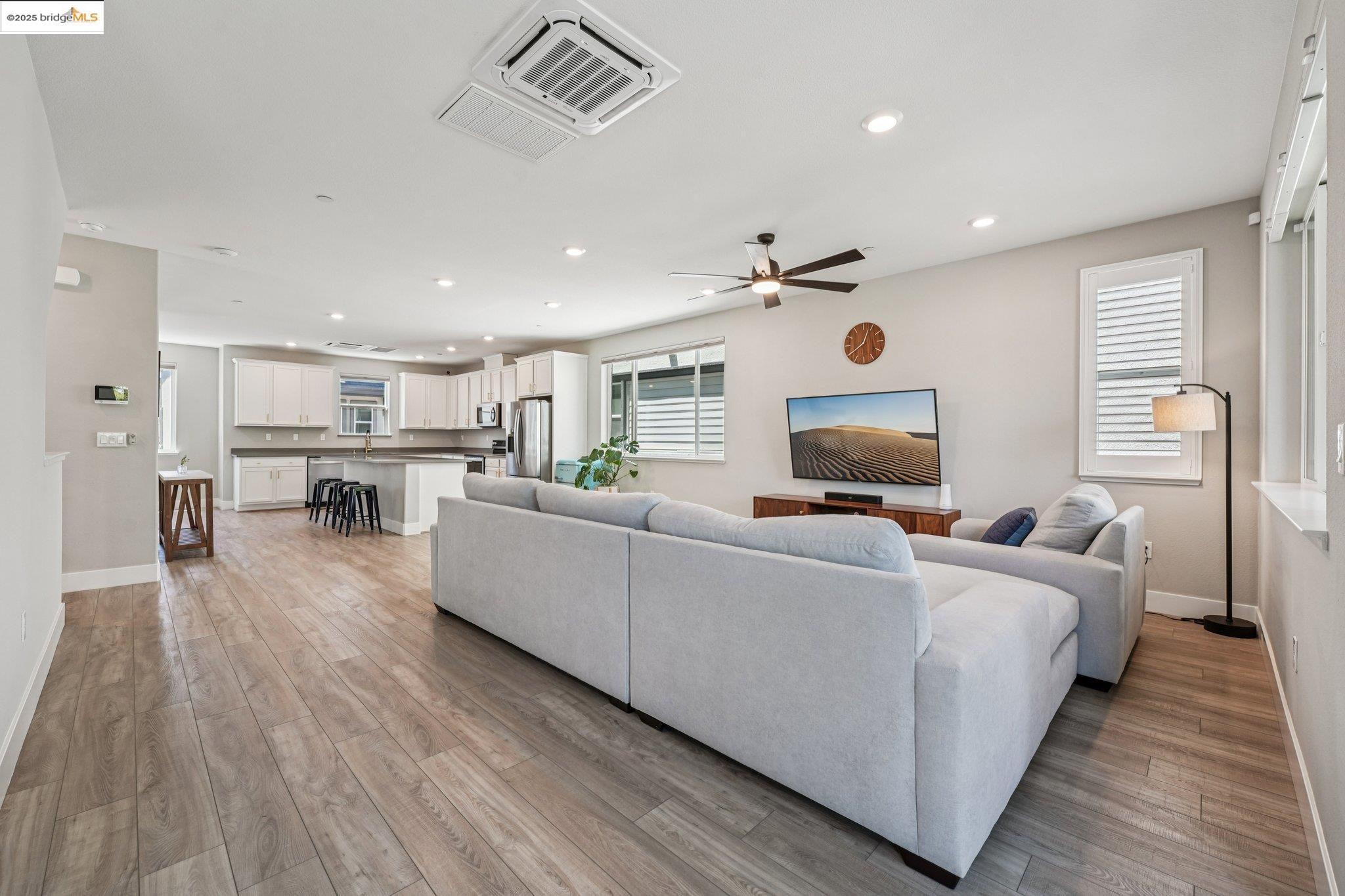 Detail Gallery Image 10 of 55 For 640 Martin Mariner, Alameda,  CA 94501 - 4 Beds | 3/1 Baths