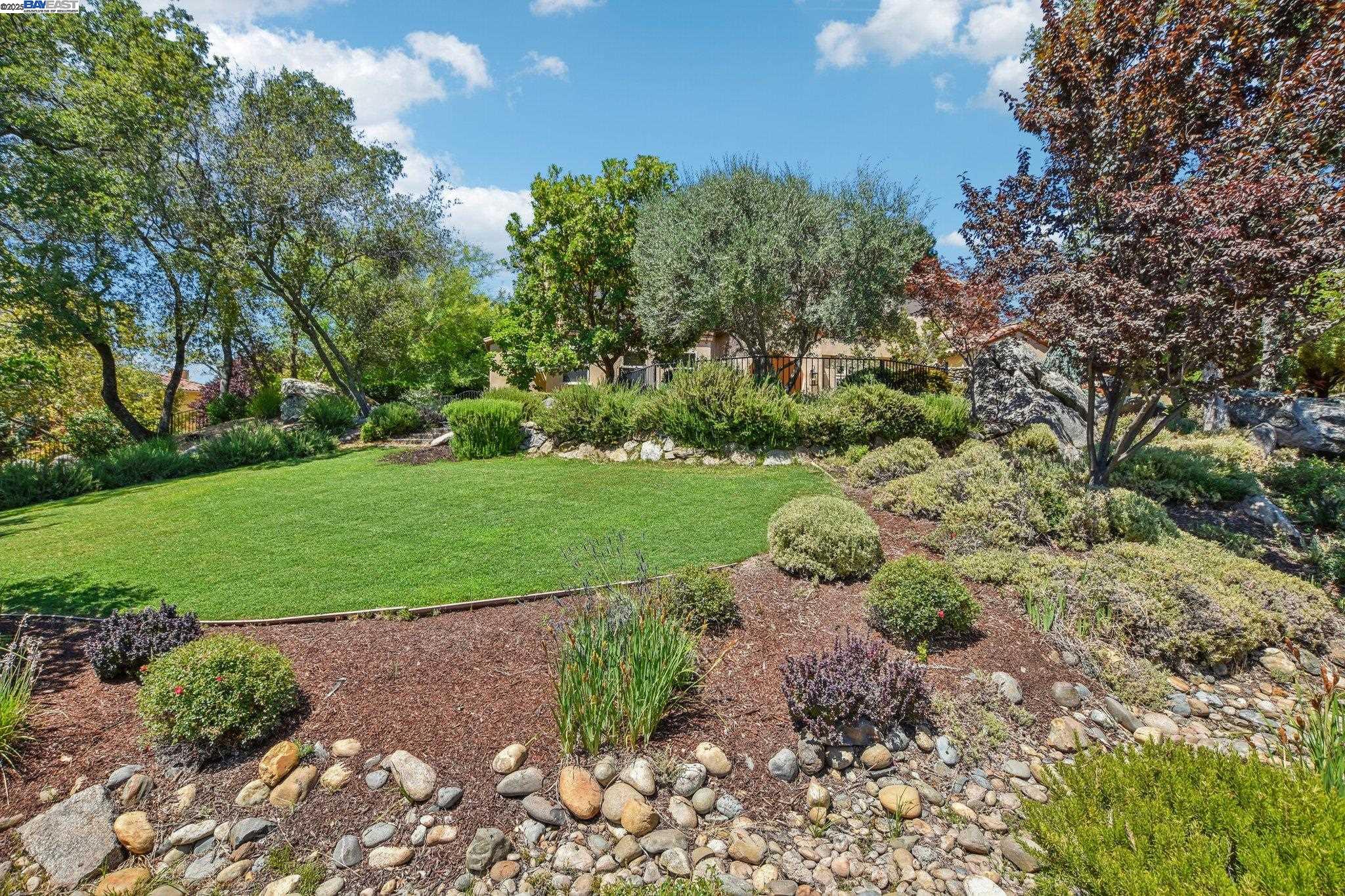 Detail Gallery Image 4 of 51 For 9742 Rim Rock Cir, Loomis,  CA 95650 - 4 Beds | 3/1 Baths