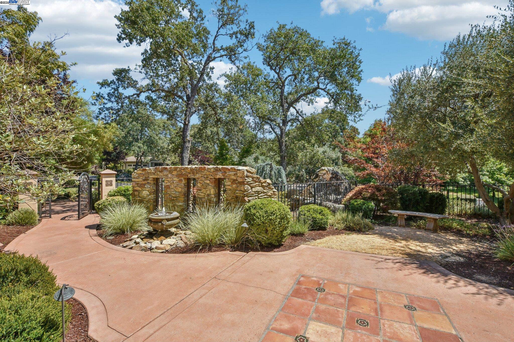 Detail Gallery Image 8 of 51 For 9742 Rim Rock Cir, Loomis,  CA 95650 - 4 Beds | 3/1 Baths