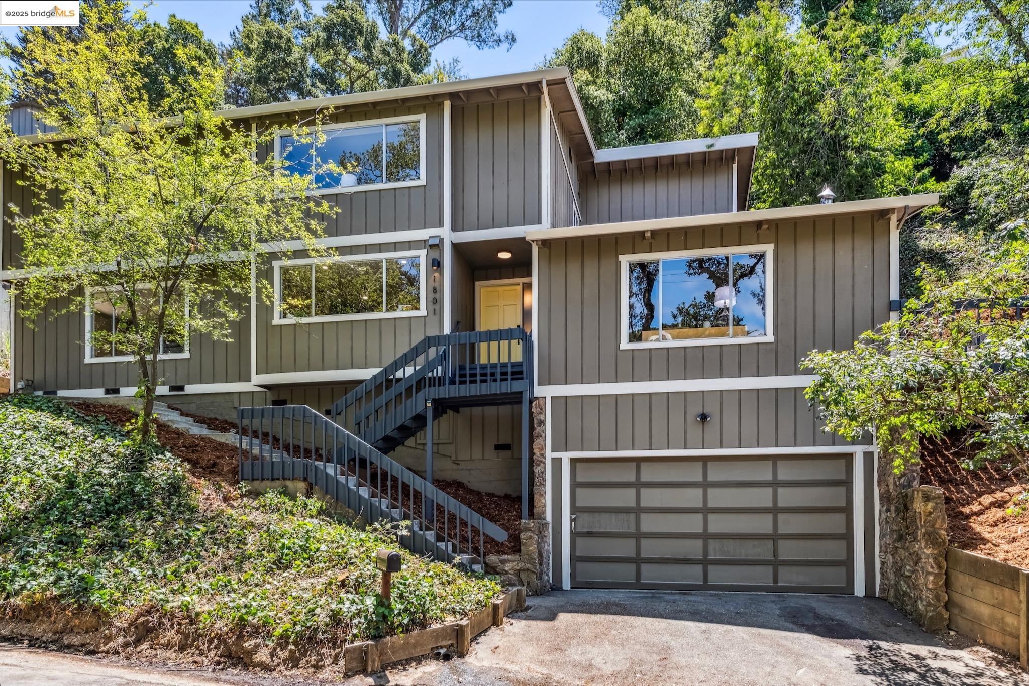 Detail Gallery Image 2 of 41 For 1801 Gouldin Rd, Oakland,  CA 94611 - 4 Beds | 2/1 Baths